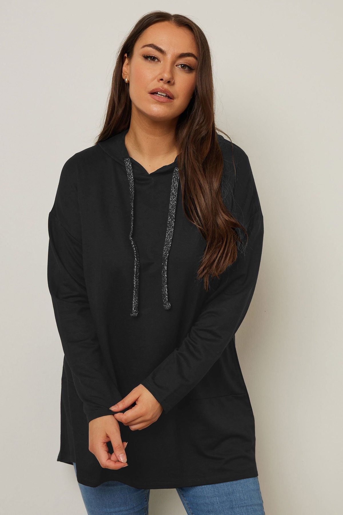 Kapuzenpullover in Übergröße mit asymmetrischem Schnitt, langen Ärmeln