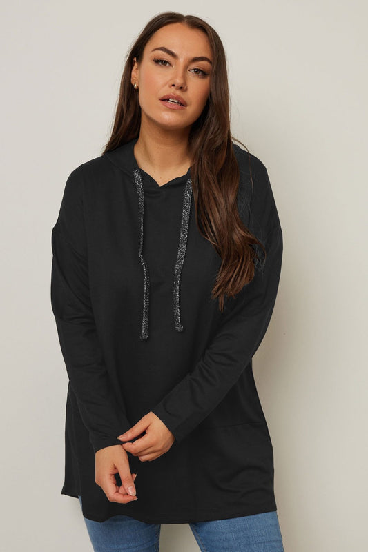 Kapuzenpullover in Übergröße mit asymmetrischem Schnitt, langen Ärmeln