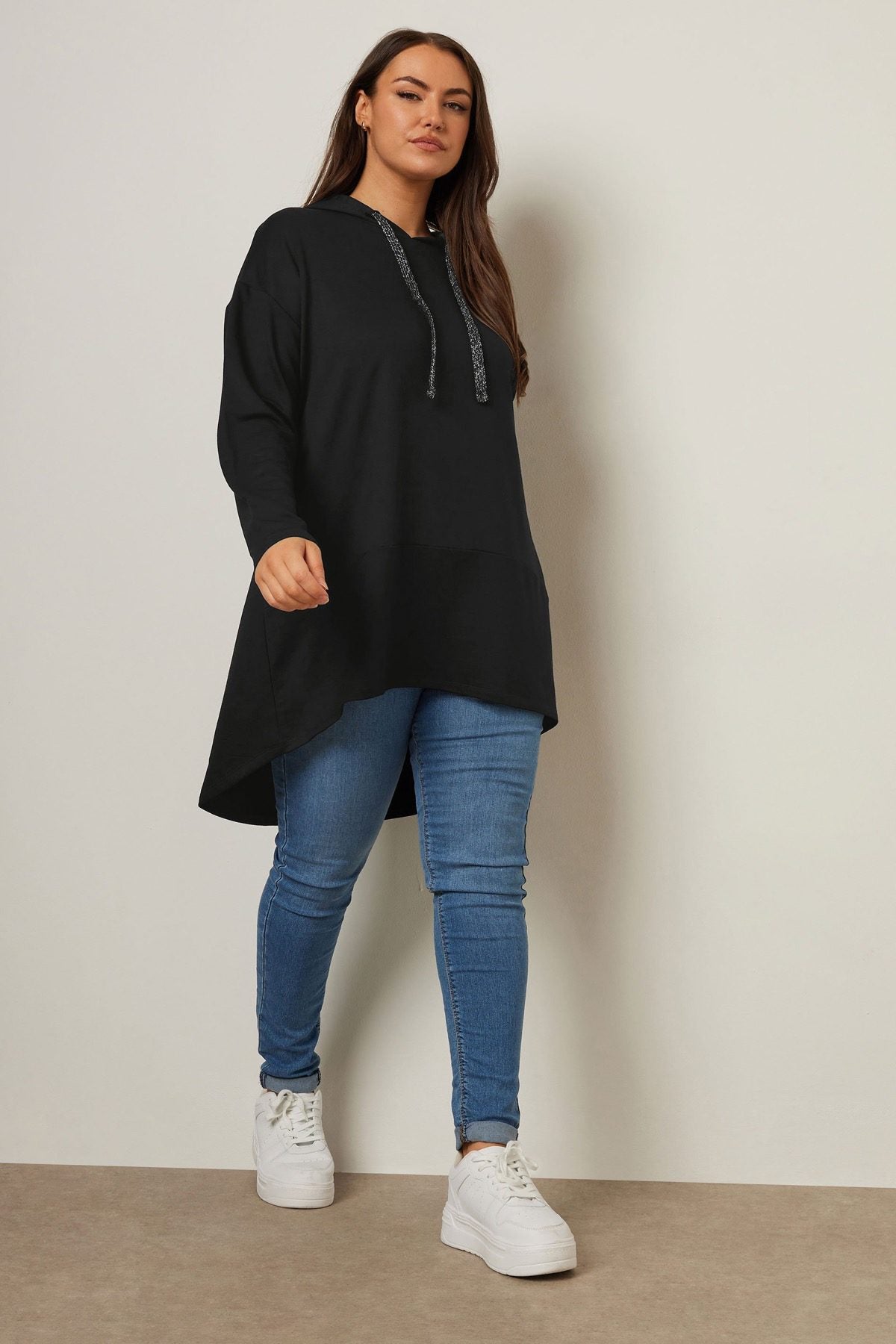 Kapuzenpullover in Übergröße mit asymmetrischem Schnitt, langen Ärmeln