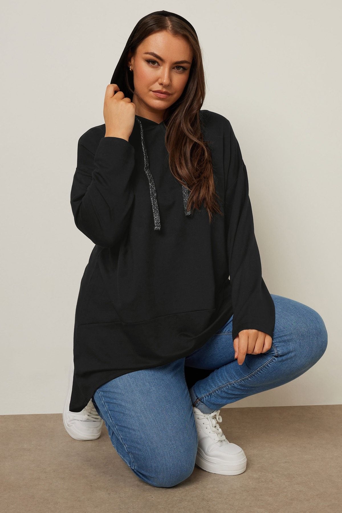 Kapuzenpullover in Übergröße mit asymmetrischem Schnitt, langen Ärmeln