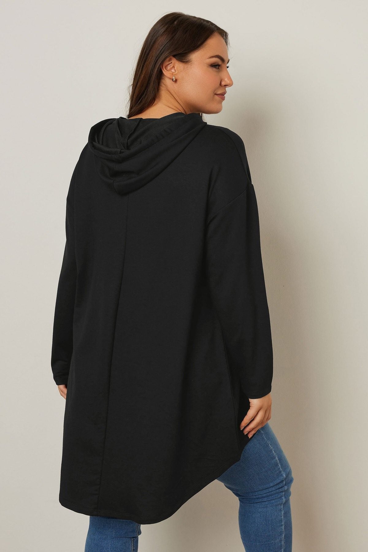 Kapuzenpullover in Übergröße mit asymmetrischem Schnitt, langen Ärmeln