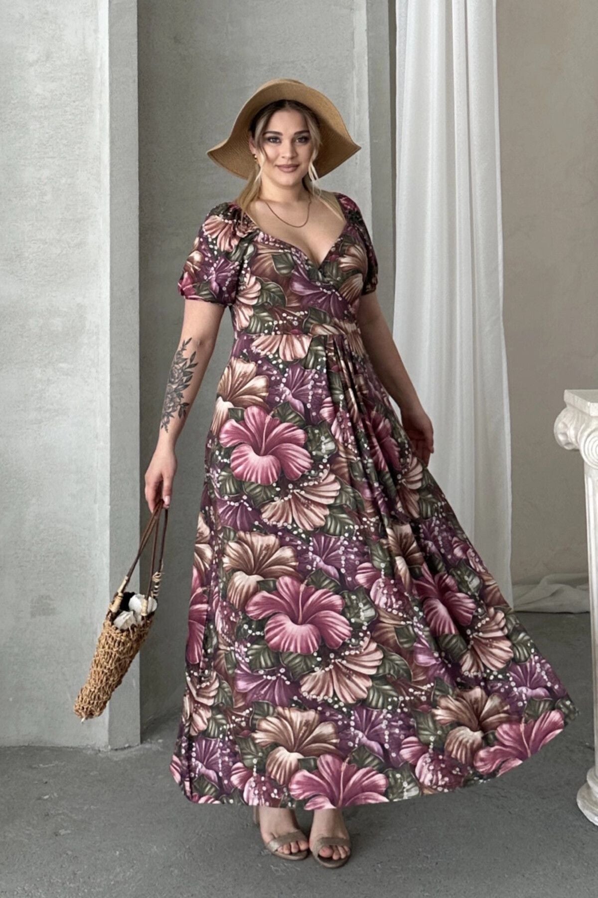 Maxikleid in Übergröße mit kurzen Ärmeln, Prinzessinnenkragen und Blumenmuster