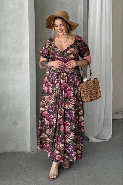 Maxikleid in Übergröße mit kurzen Ärmeln, Prinzessinnenkragen und Blumenmuster