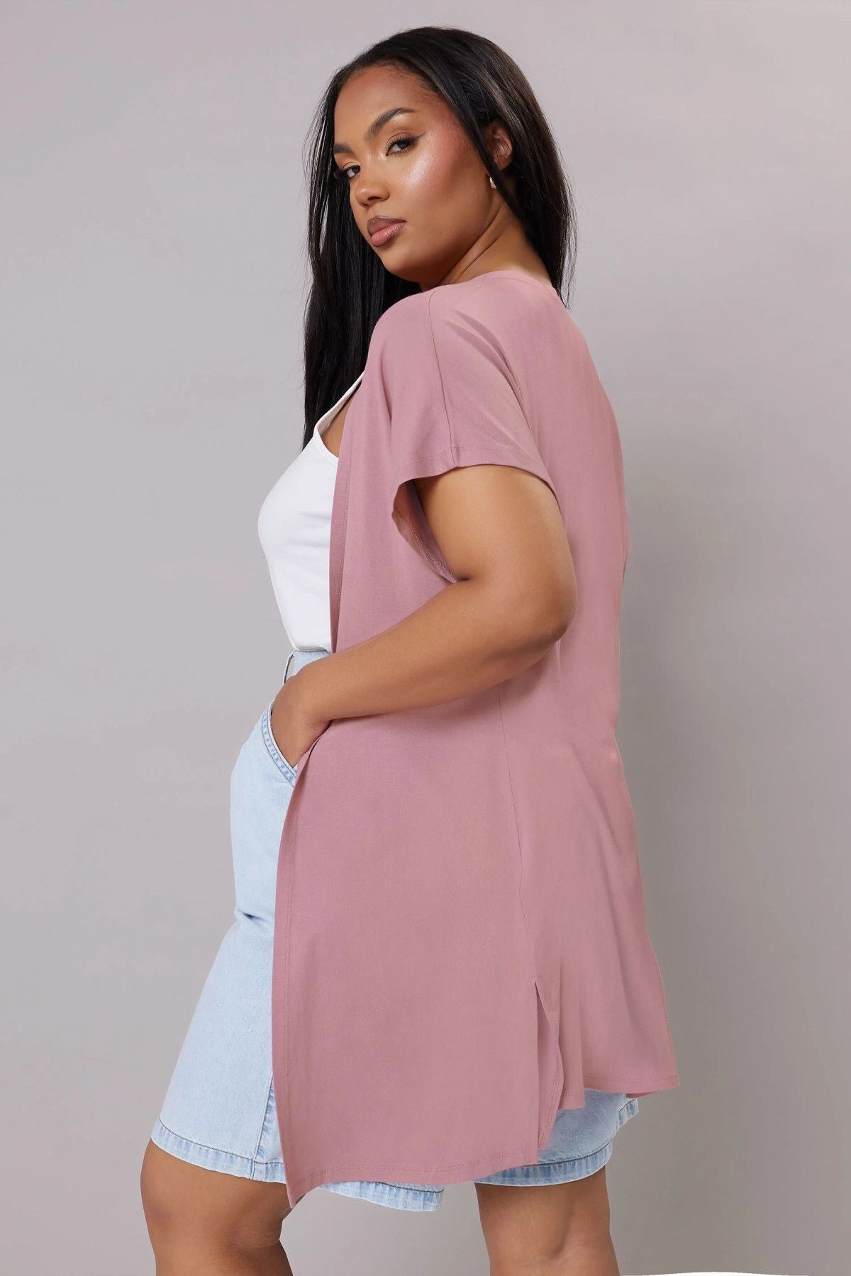 Maxikleid in Übergröße mit kurzen Ärmeln, Prinzessinnenkragen und Blumenmuster