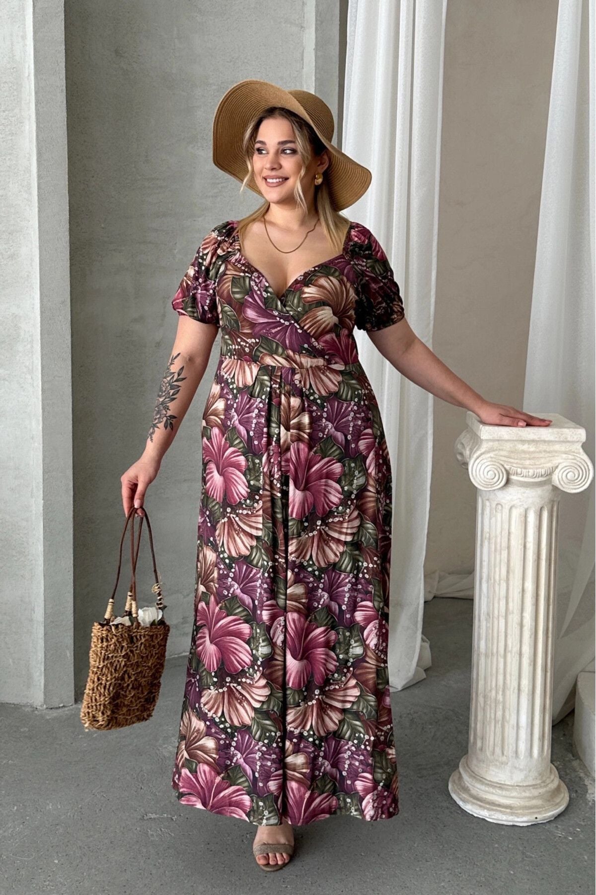 Maxikleid in Übergröße mit kurzen Ärmeln, Prinzessinnenkragen und Blumenmuster