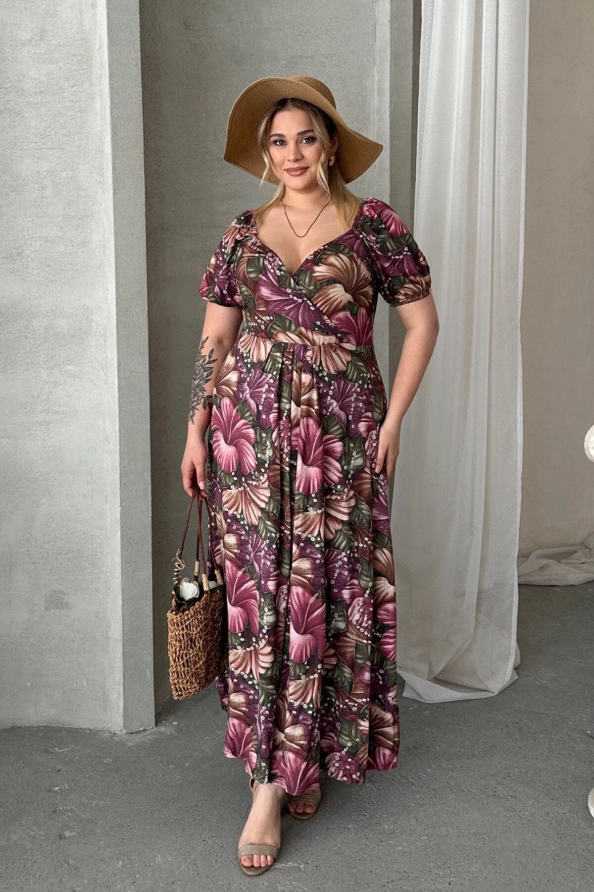 Maxikleid in Übergröße mit kurzen Ärmeln, Prinzessinnenkragen und Blumenmuster