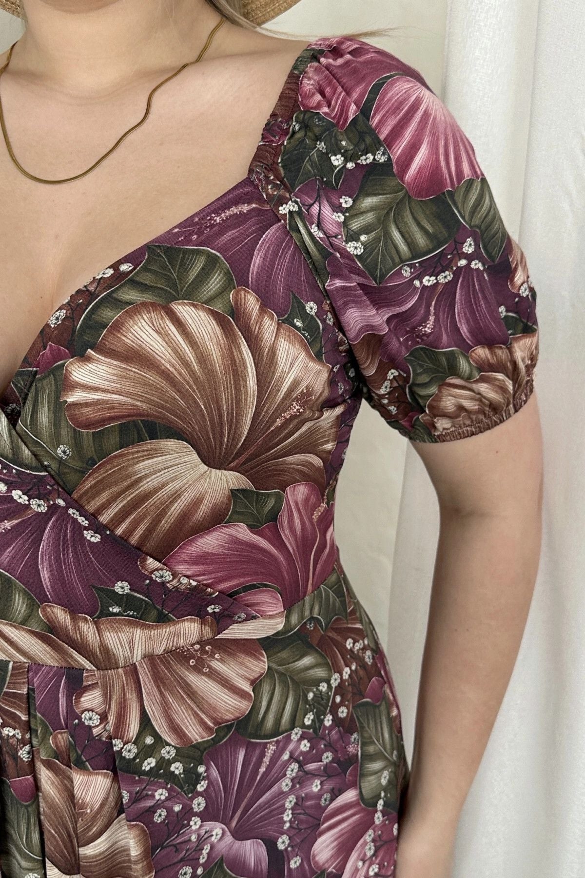 Maxikleid in Übergröße mit kurzen Ärmeln, Prinzessinnenkragen und Blumenmuster