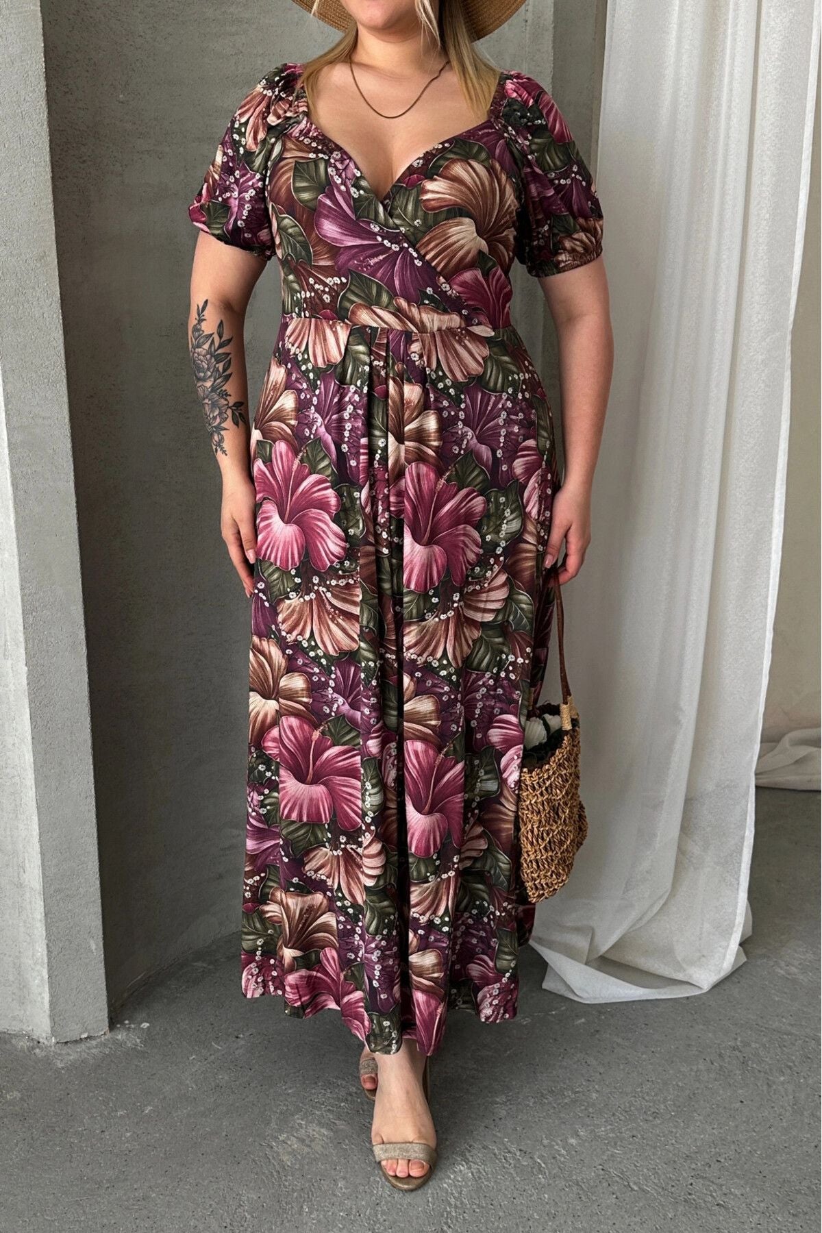 Maxikleid in Übergröße mit kurzen Ärmeln, Prinzessinnenkragen und Blumenmuster