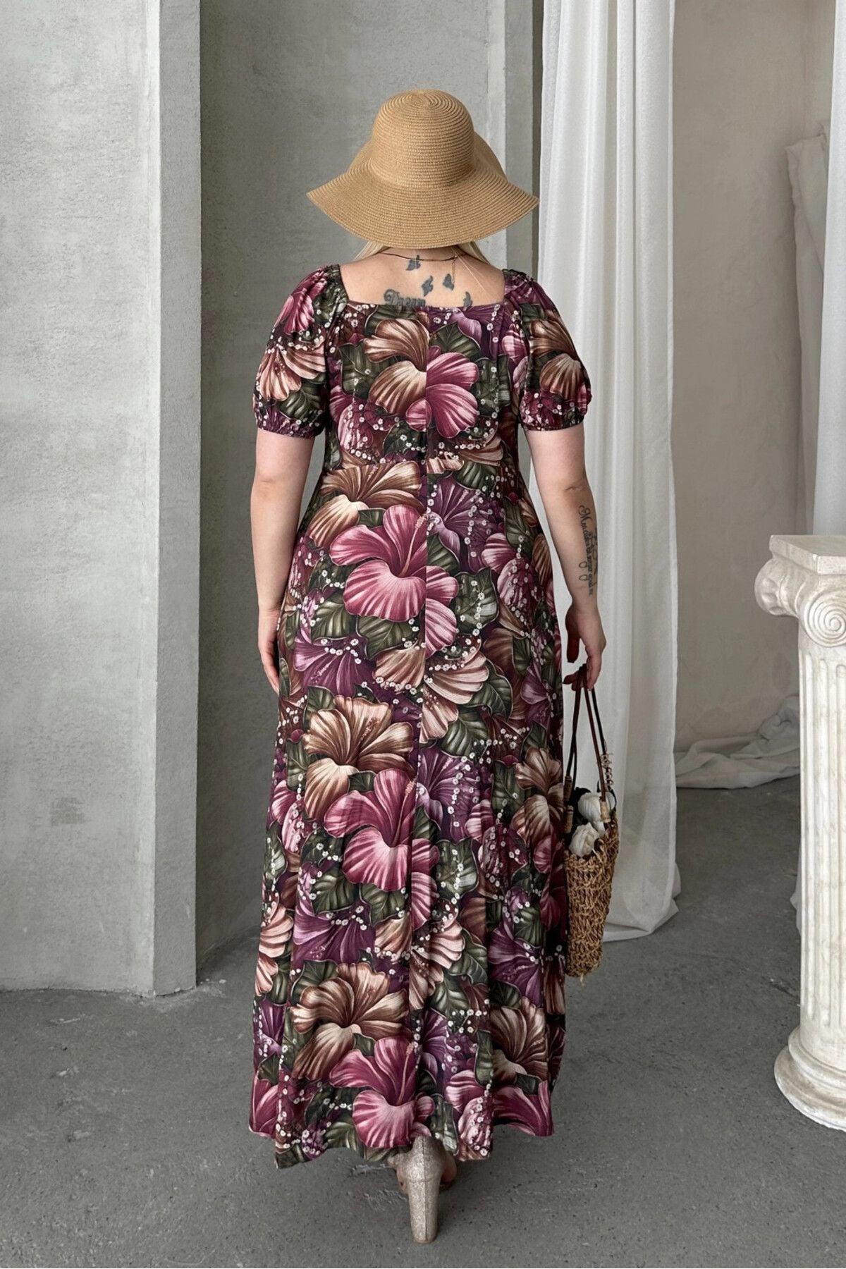 Maxikleid in Übergröße mit kurzen Ärmeln, Prinzessinnenkragen und Blumenmuster