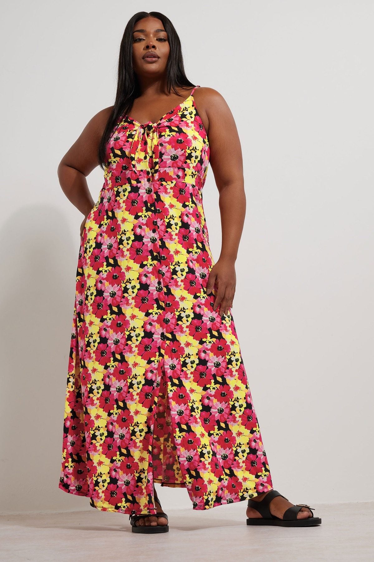 Plus Size Kleid mit Raffung vorne, Trägern, Blumenmuster und Knöpfen