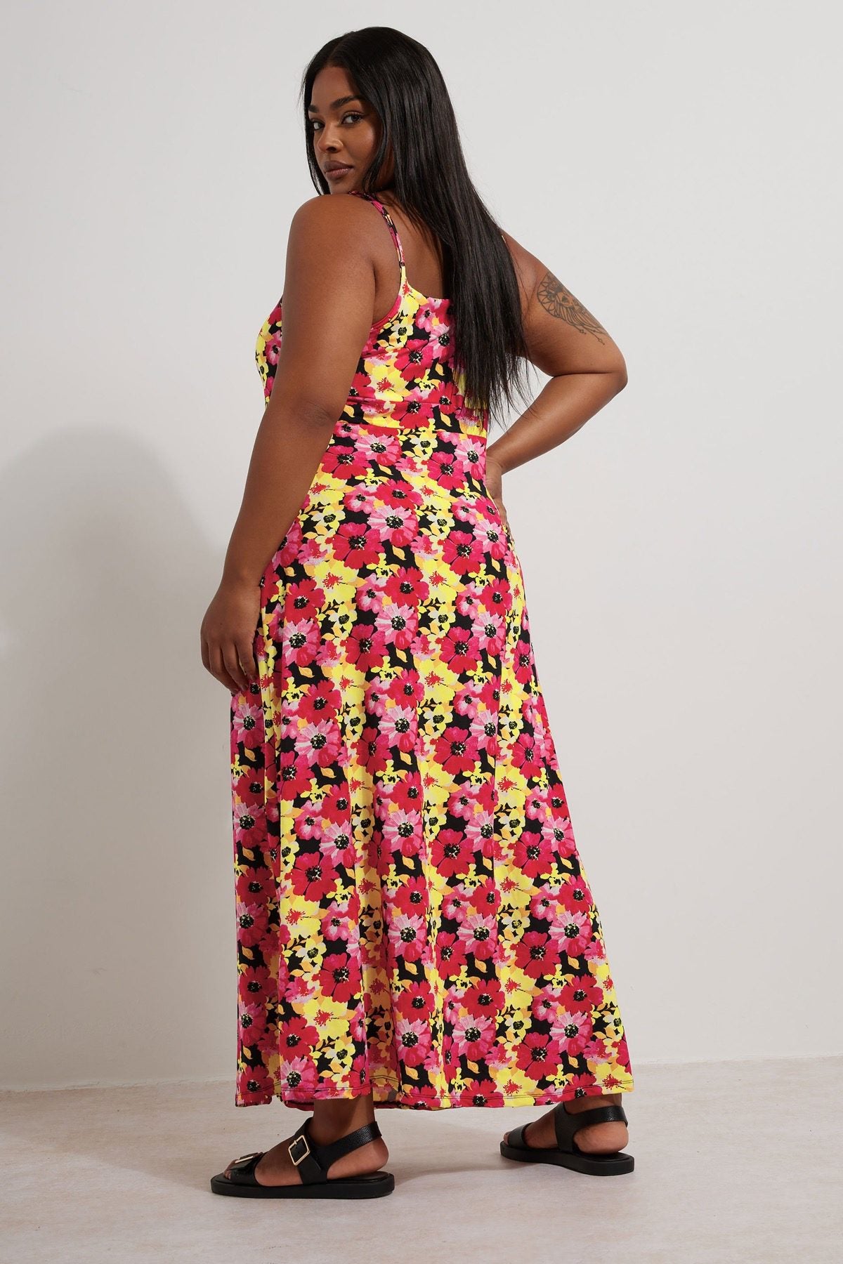 Plus Size Kleid mit Raffung vorne, Trägern, Blumenmuster und Knöpfen