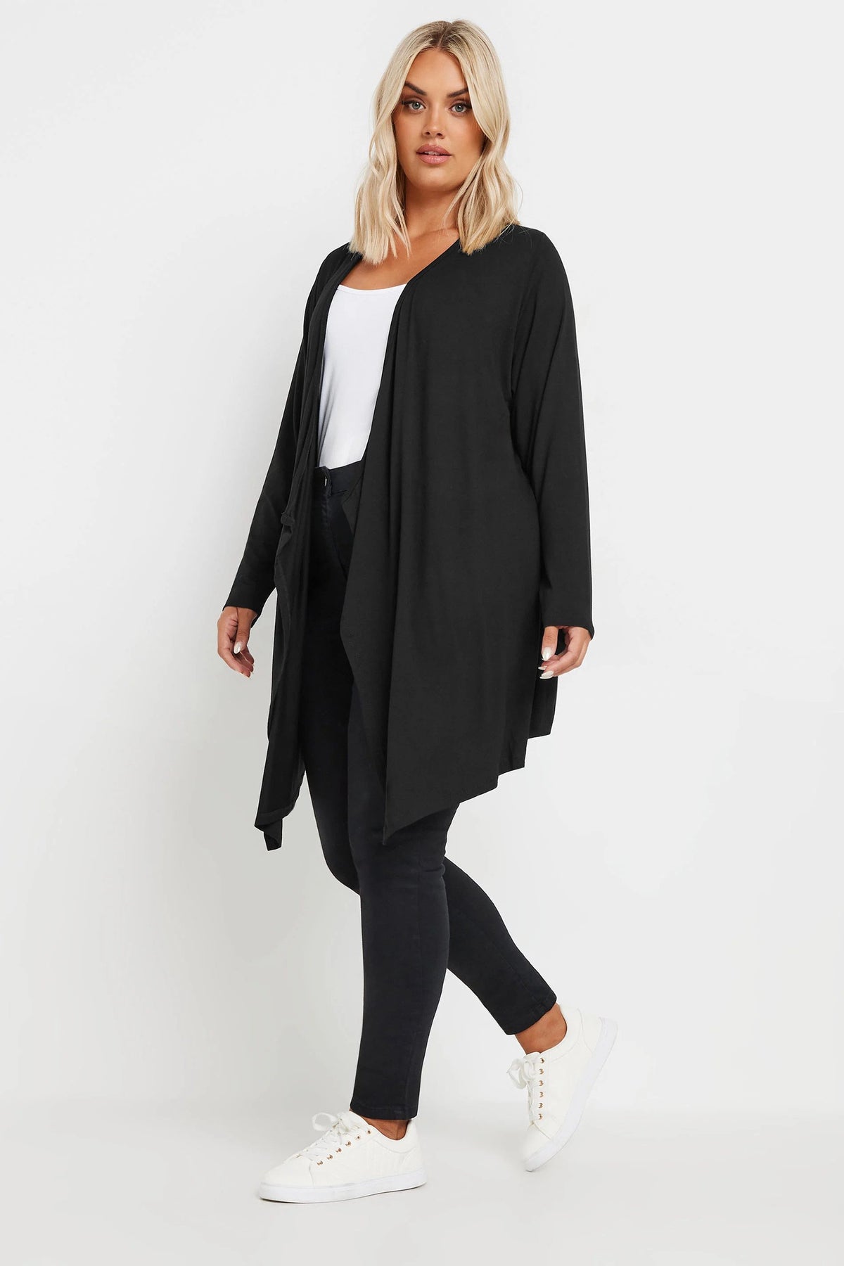 Dünner, asymmetrischer Cardigan in Übergröße mit offener Vorderseite – ideal für die Saison.