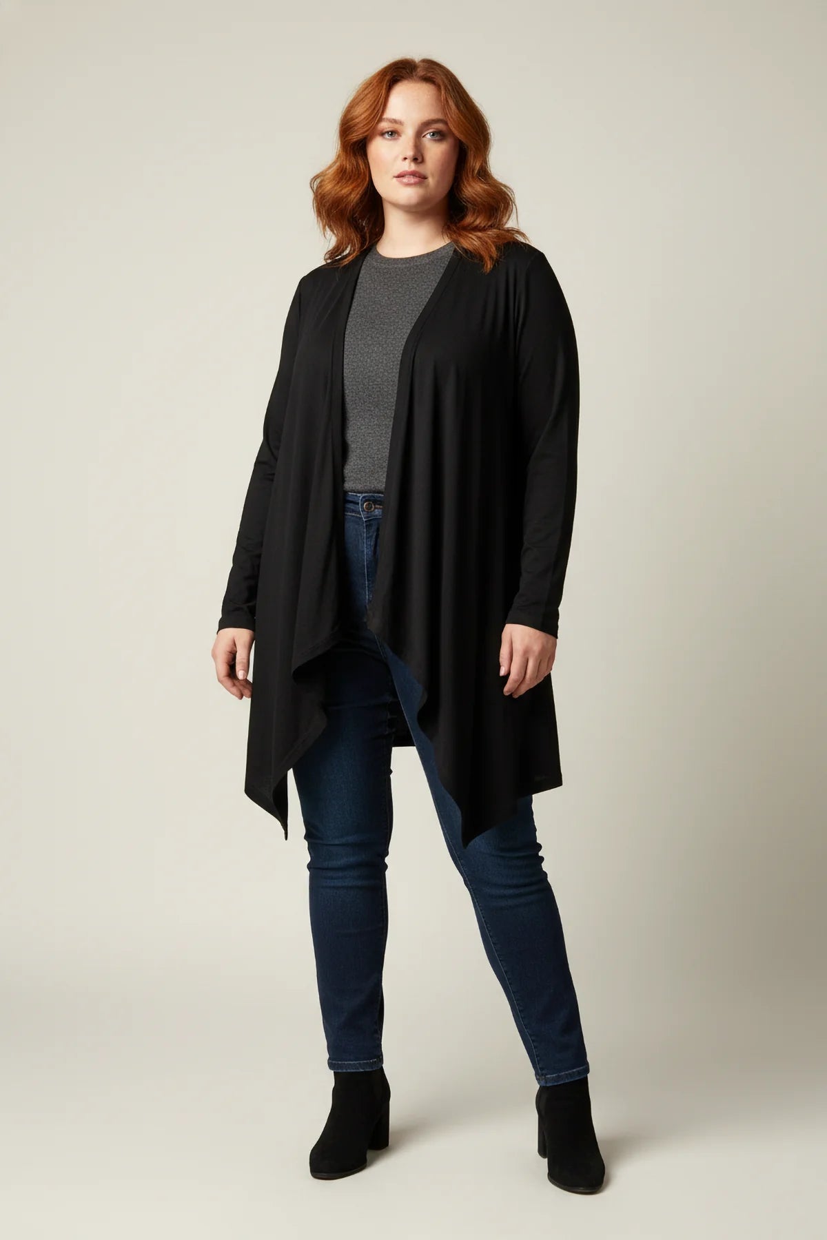 Dünner, asymmetrischer Cardigan in Übergröße mit offener Vorderseite – ideal für die Saison.