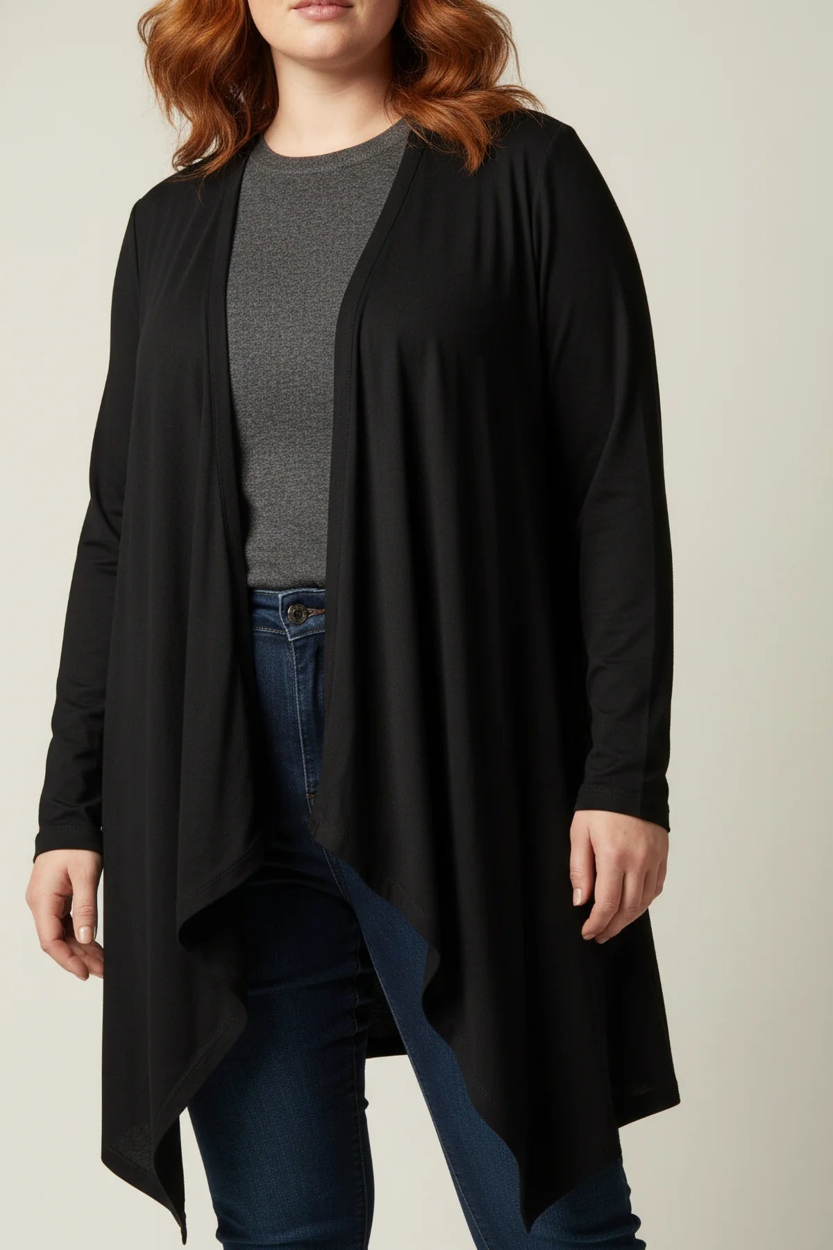 Dünner, asymmetrischer Cardigan in Übergröße mit offener Vorderseite – ideal für die Saison.