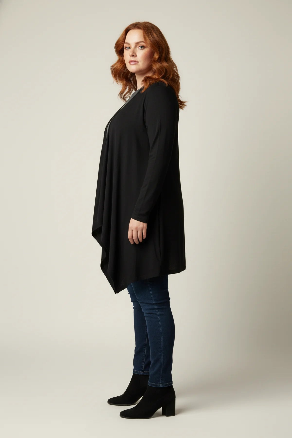 Dünner, asymmetrischer Cardigan in Übergröße mit offener Vorderseite – ideal für die Saison.