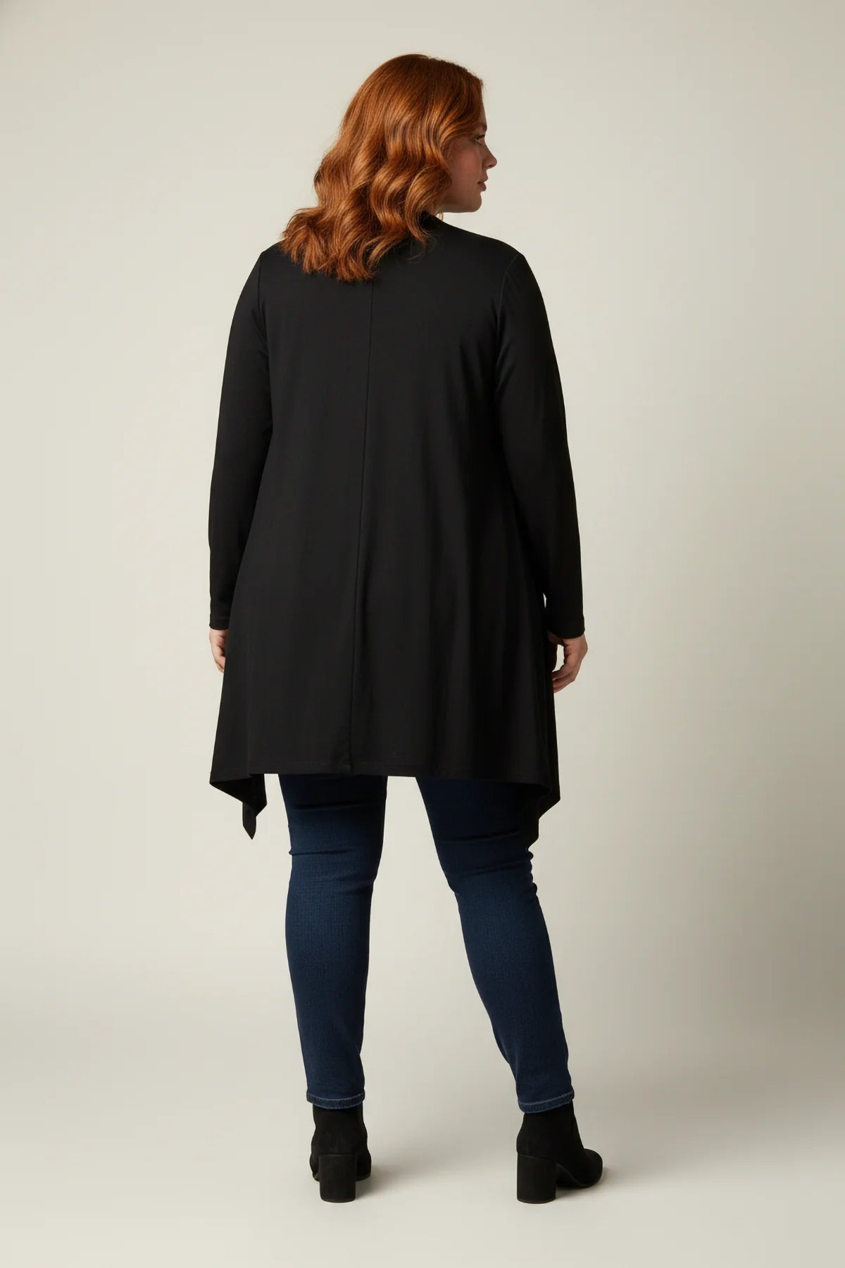 Dünner, asymmetrischer Cardigan in Übergröße mit offener Vorderseite – ideal für die Saison.