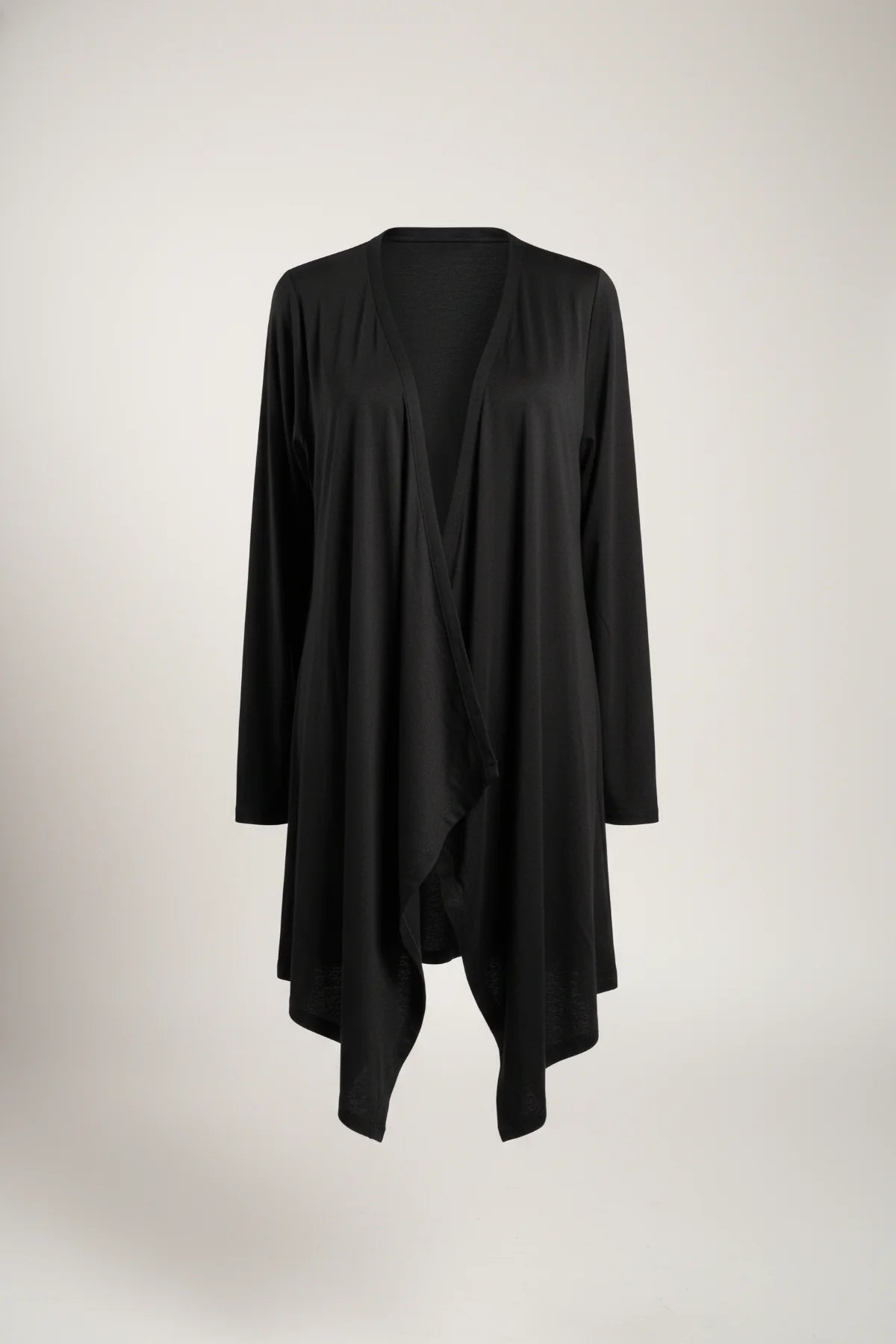 Dünner, asymmetrischer Cardigan in Übergröße mit offener Vorderseite – ideal für die Saison.