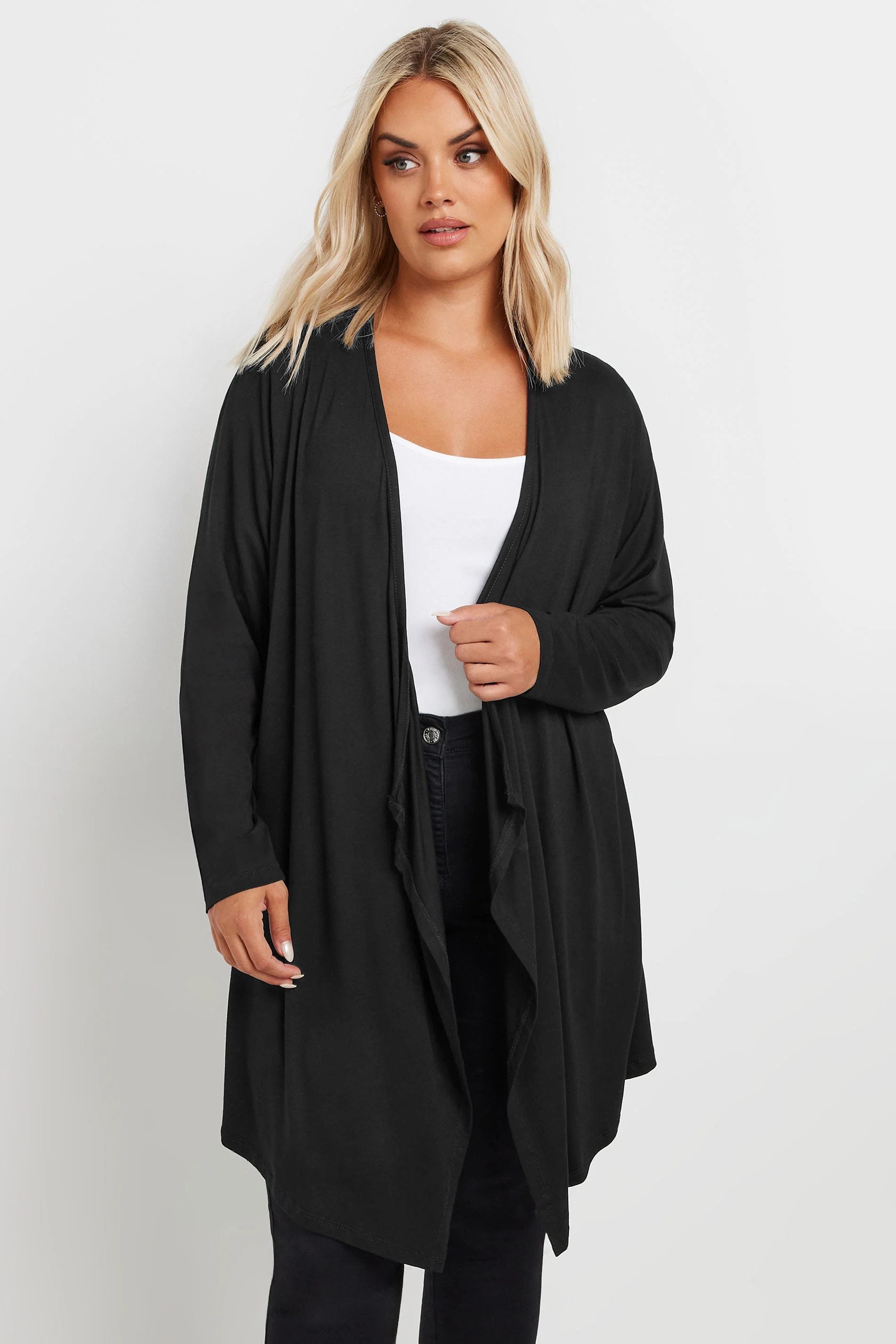Dünner, asymmetrischer Cardigan in Übergröße mit offener Vorderseite – ideal für die Saison.