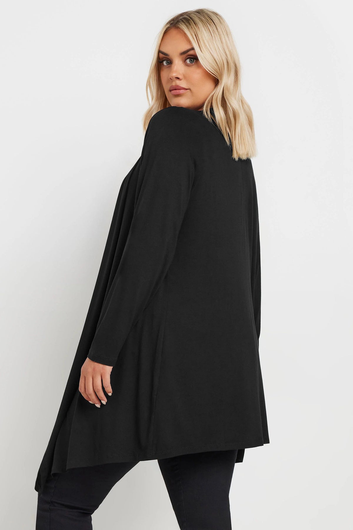 Dünner, asymmetrischer Cardigan in Übergröße mit offener Vorderseite – ideal für die Saison.