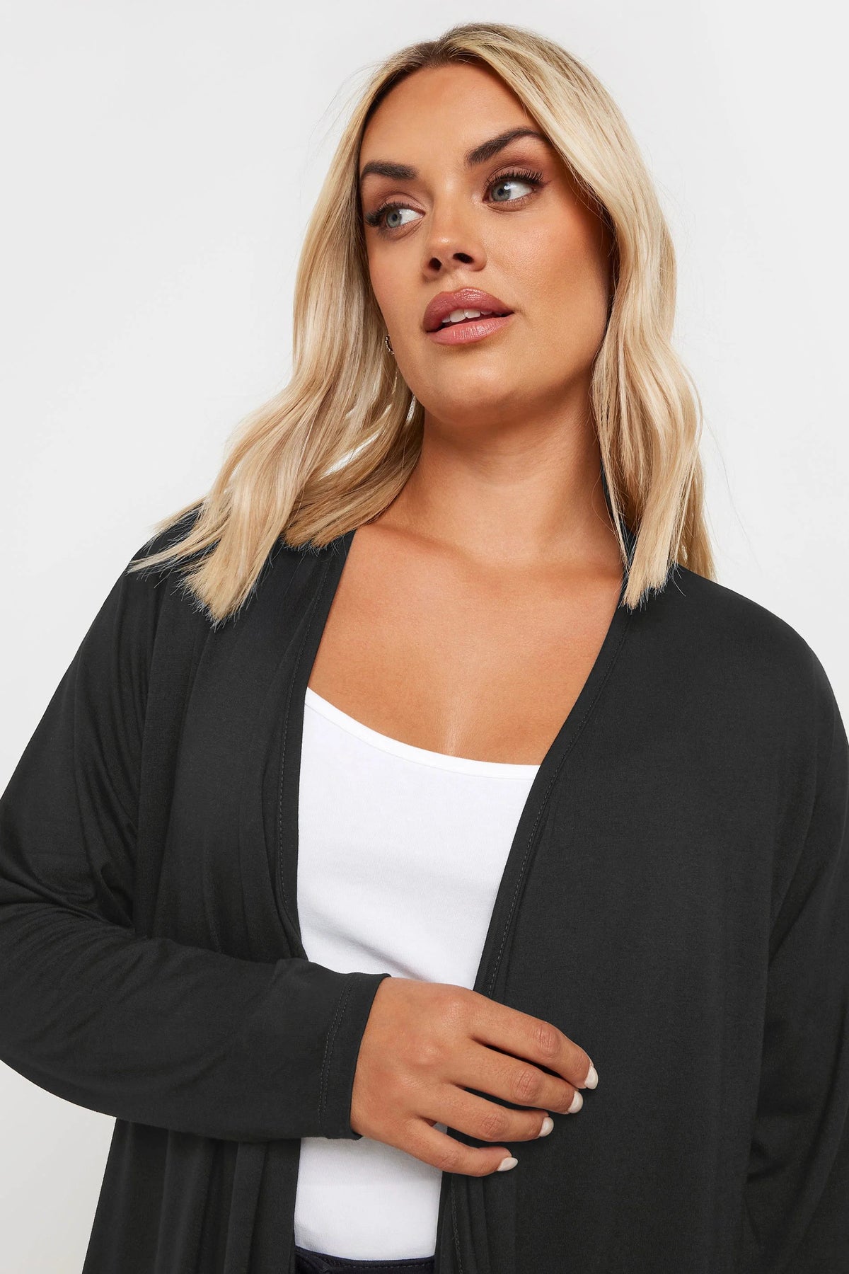 Dünner, asymmetrischer Cardigan in Übergröße mit offener Vorderseite – ideal für die Saison.