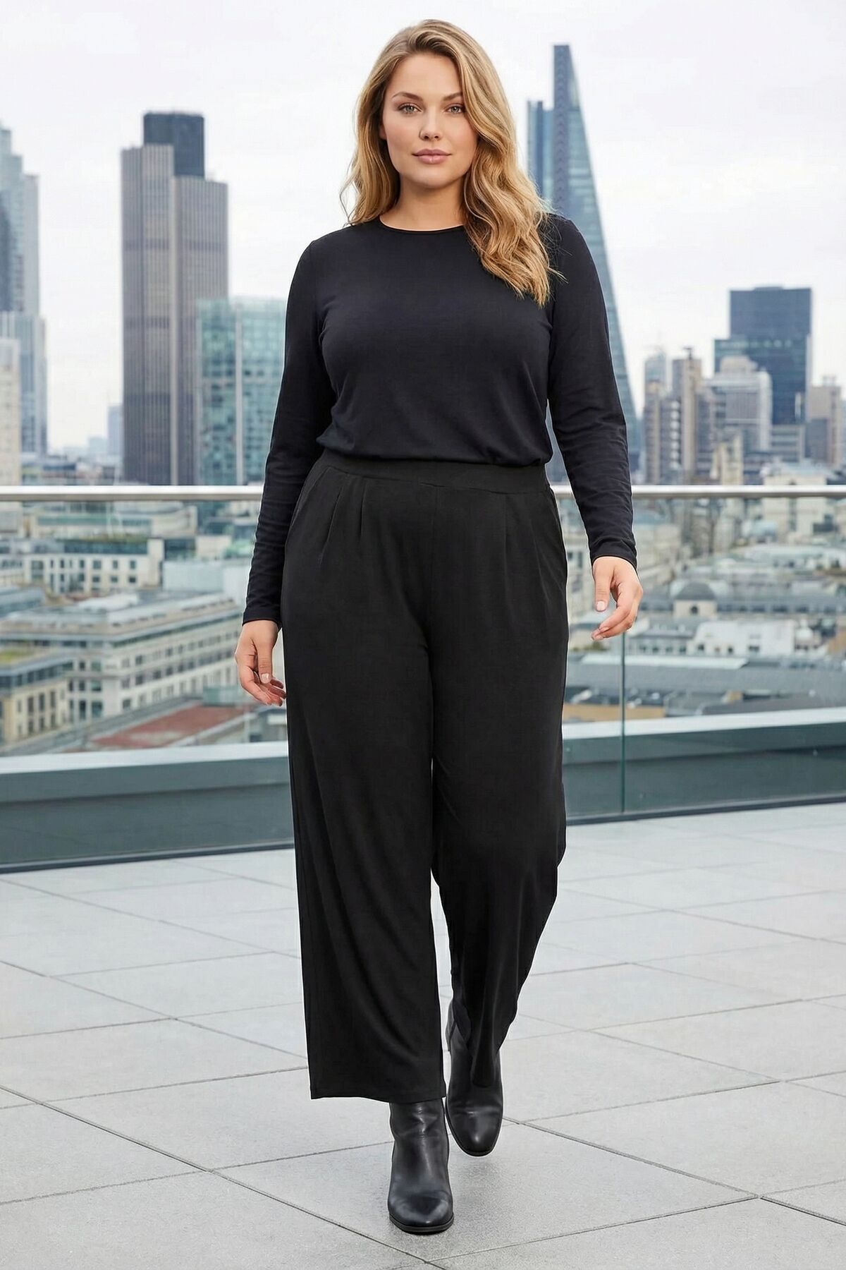 Weit geschnittene Plus-Size-Hose mit Falten, elastischem Bund und Taschen