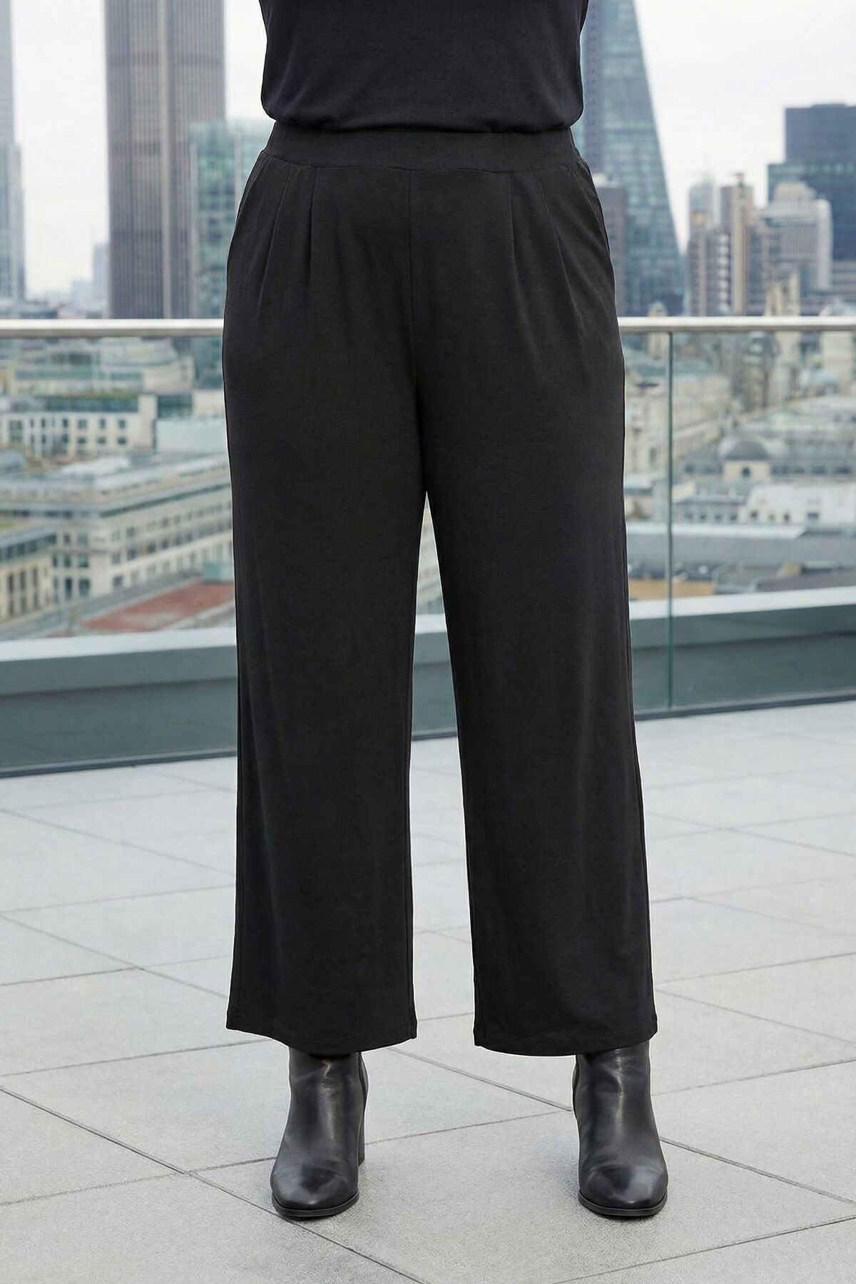 Weit geschnittene Plus-Size-Hose mit Falten, elastischem Bund und Taschen