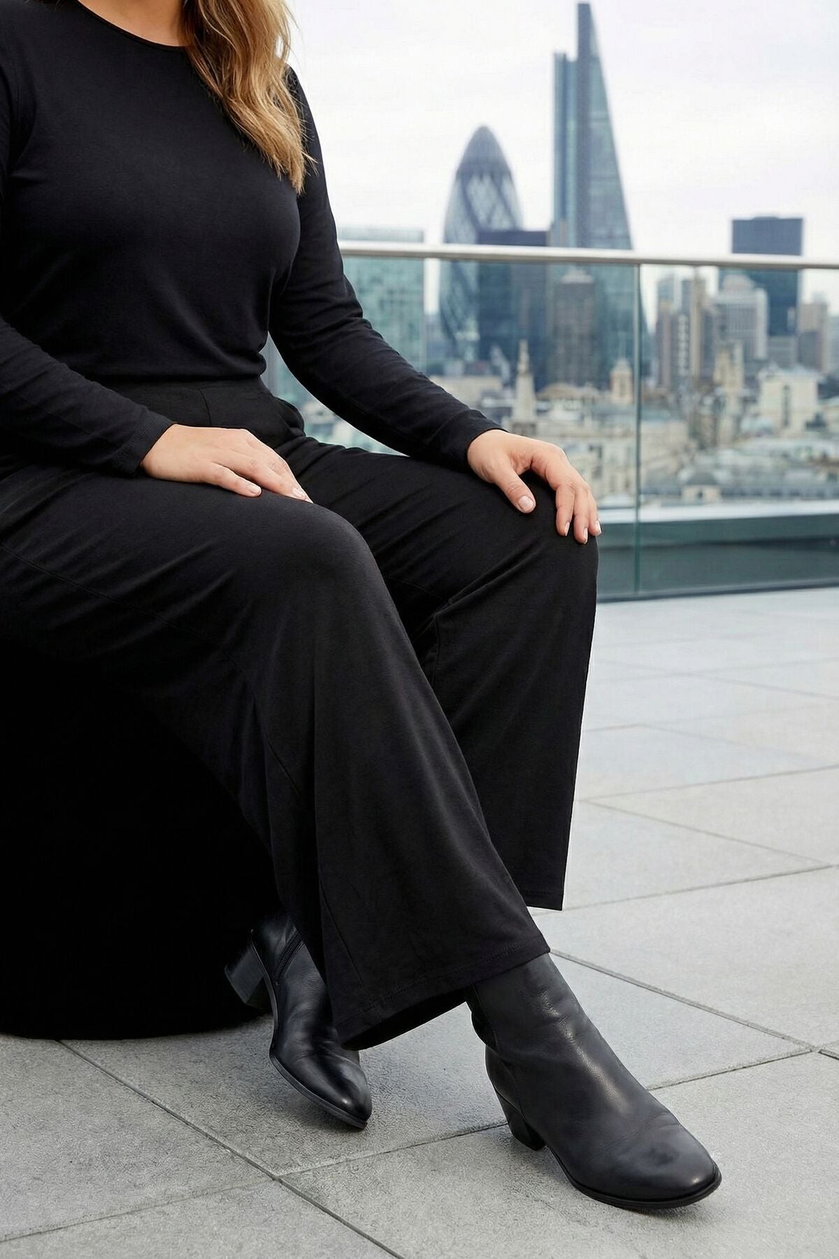 Weit geschnittene Plus-Size-Hose mit Falten, elastischem Bund und Taschen