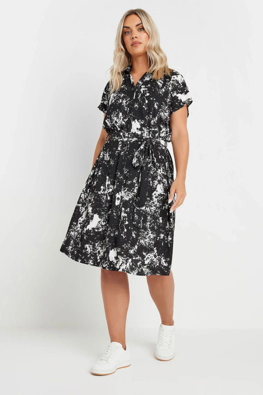 Midikleid in Übergröße mit abstraktem Muster, Knopfleiste und Gürtel, mit Knopfleiste vorne und Gürtel