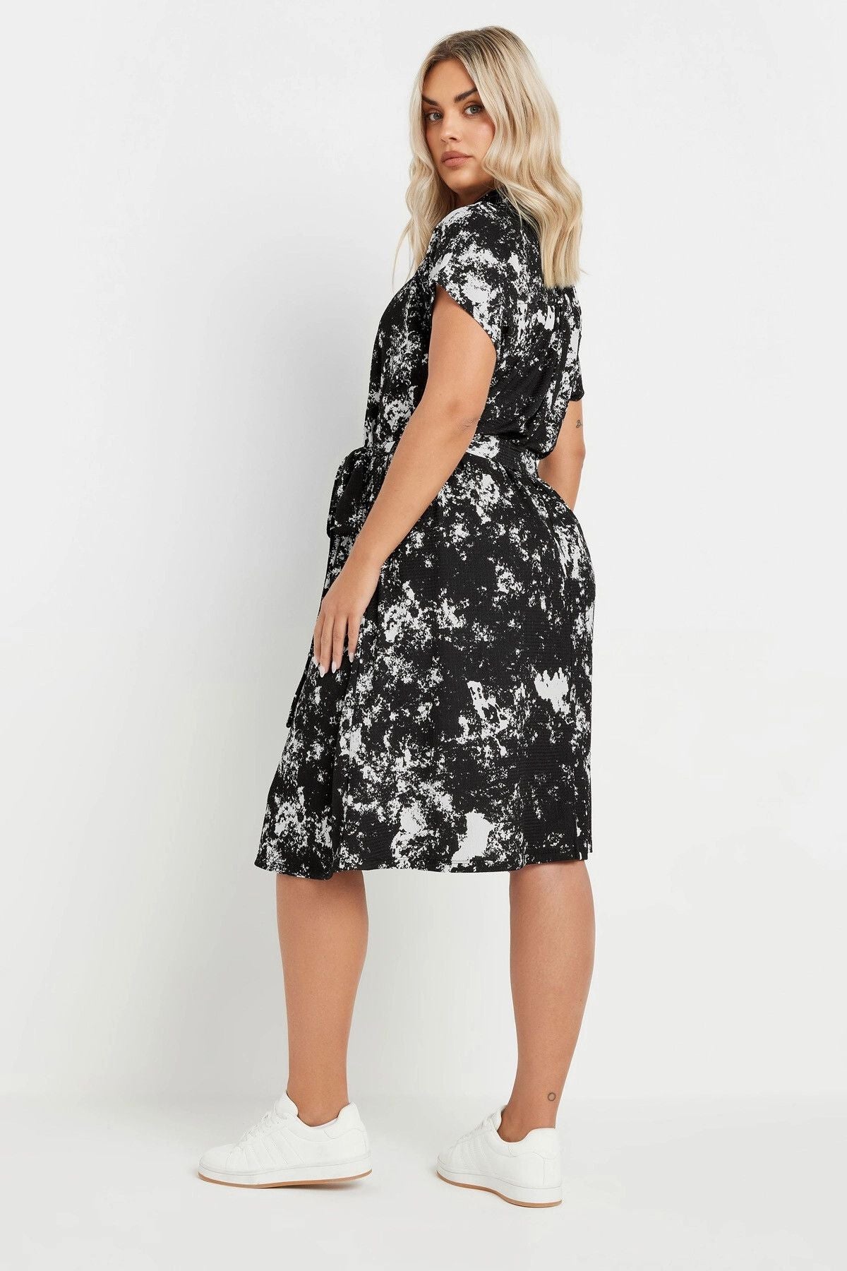Midikleid in Übergröße mit abstraktem Muster, Knopfleiste und Gürtel, mit Knopfleiste vorne und Gürtel