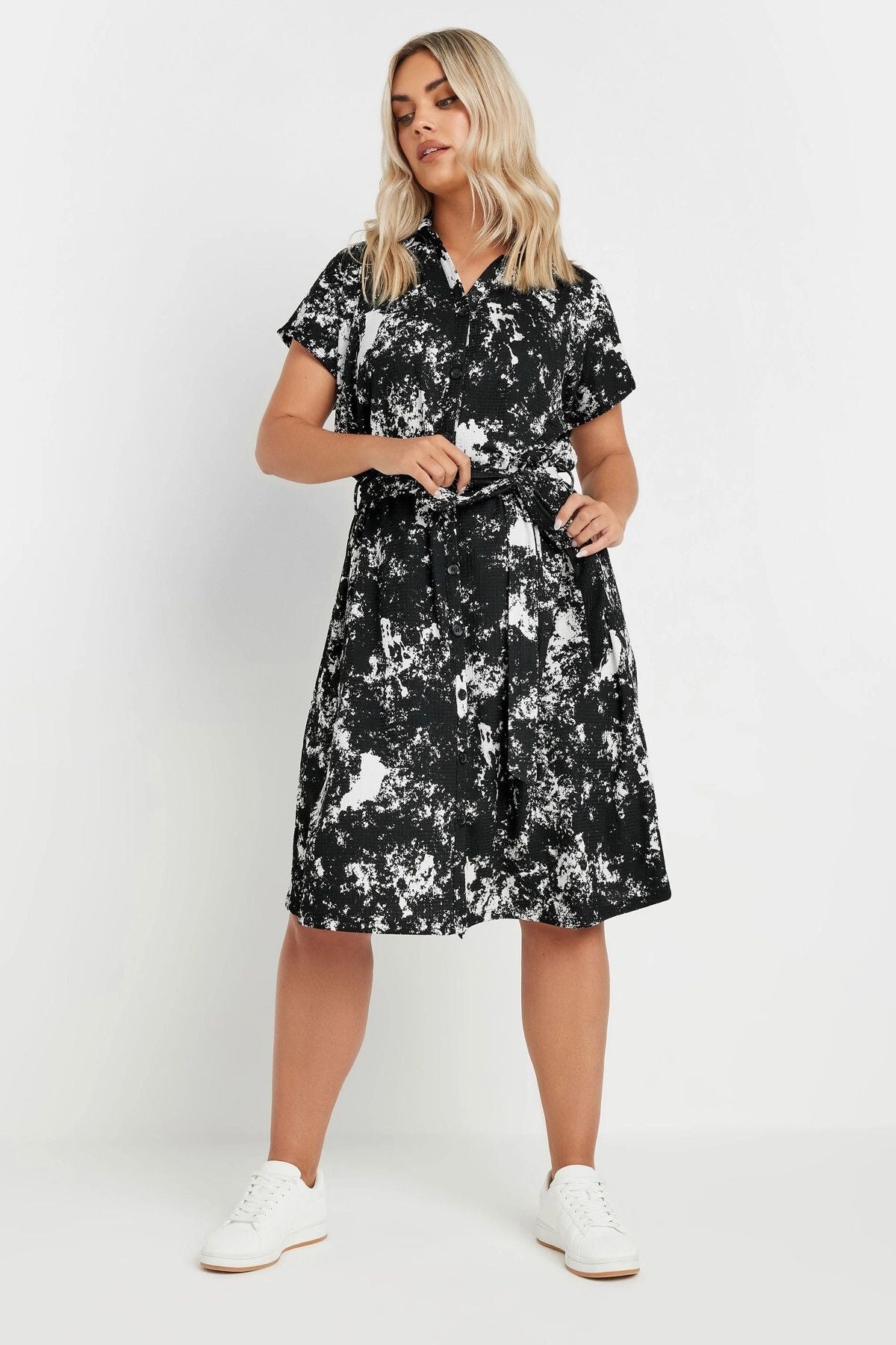 Midikleid in Übergröße mit abstraktem Muster, Knopfleiste und Gürtel, mit Knopfleiste vorne und Gürtel