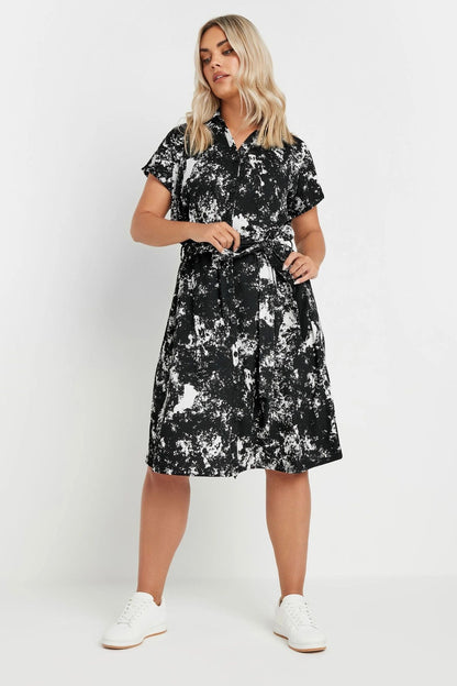 Midikleid in Übergröße mit abstraktem Muster, Knopfleiste und Gürtel, mit Knopfleiste vorne und Gürtel