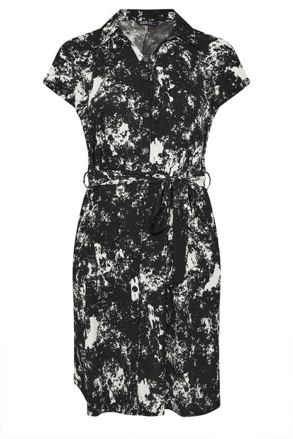 Midikleid in Übergröße mit abstraktem Muster, Knopfleiste und Gürtel, mit Knopfleiste vorne und Gürtel