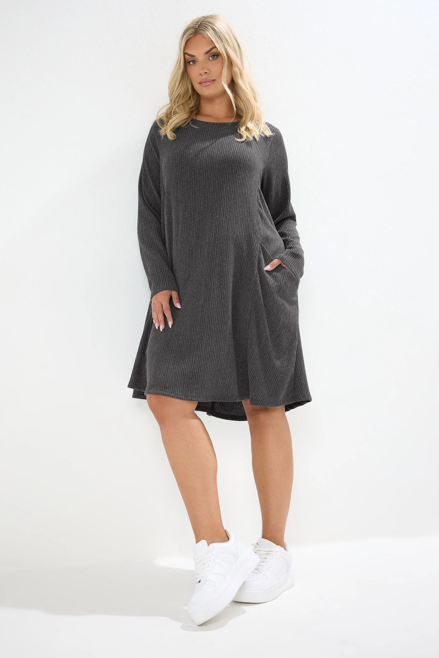 Cordkleid in Übergröße mit langen Ärmeln, Rundhalsausschnitt und Taschen