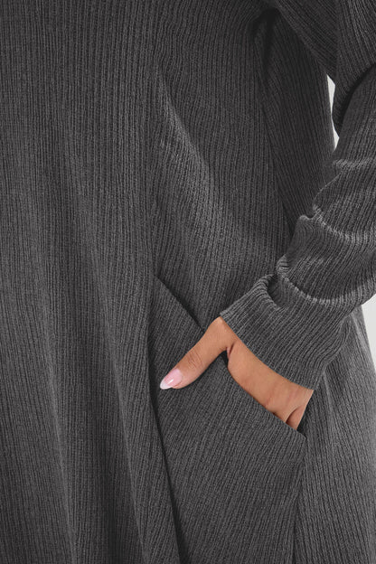 Cordkleid in Übergröße mit langen Ärmeln, Rundhalsausschnitt und Taschen