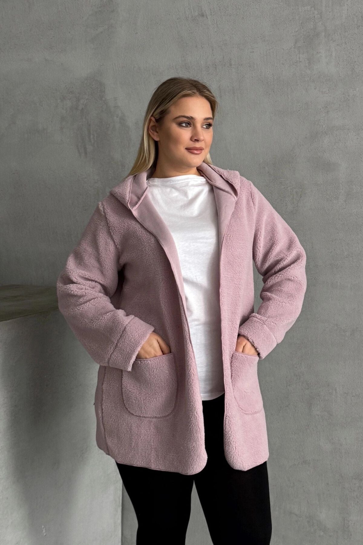 Plüschjacke in Übergröße mit langen Ärmeln, Kapuze, offener Vorderseite und Taschen
