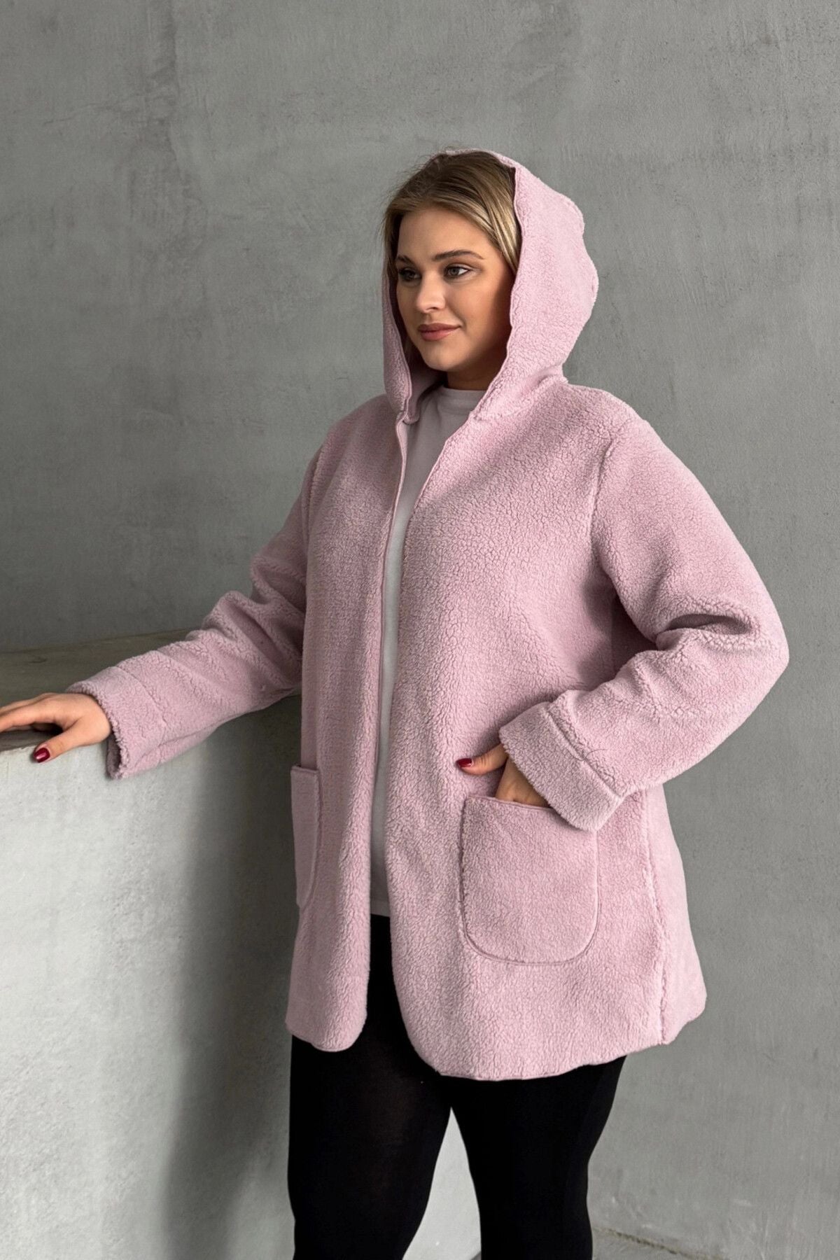 Plüschjacke in Übergröße mit langen Ärmeln, Kapuze, offener Vorderseite und Taschen