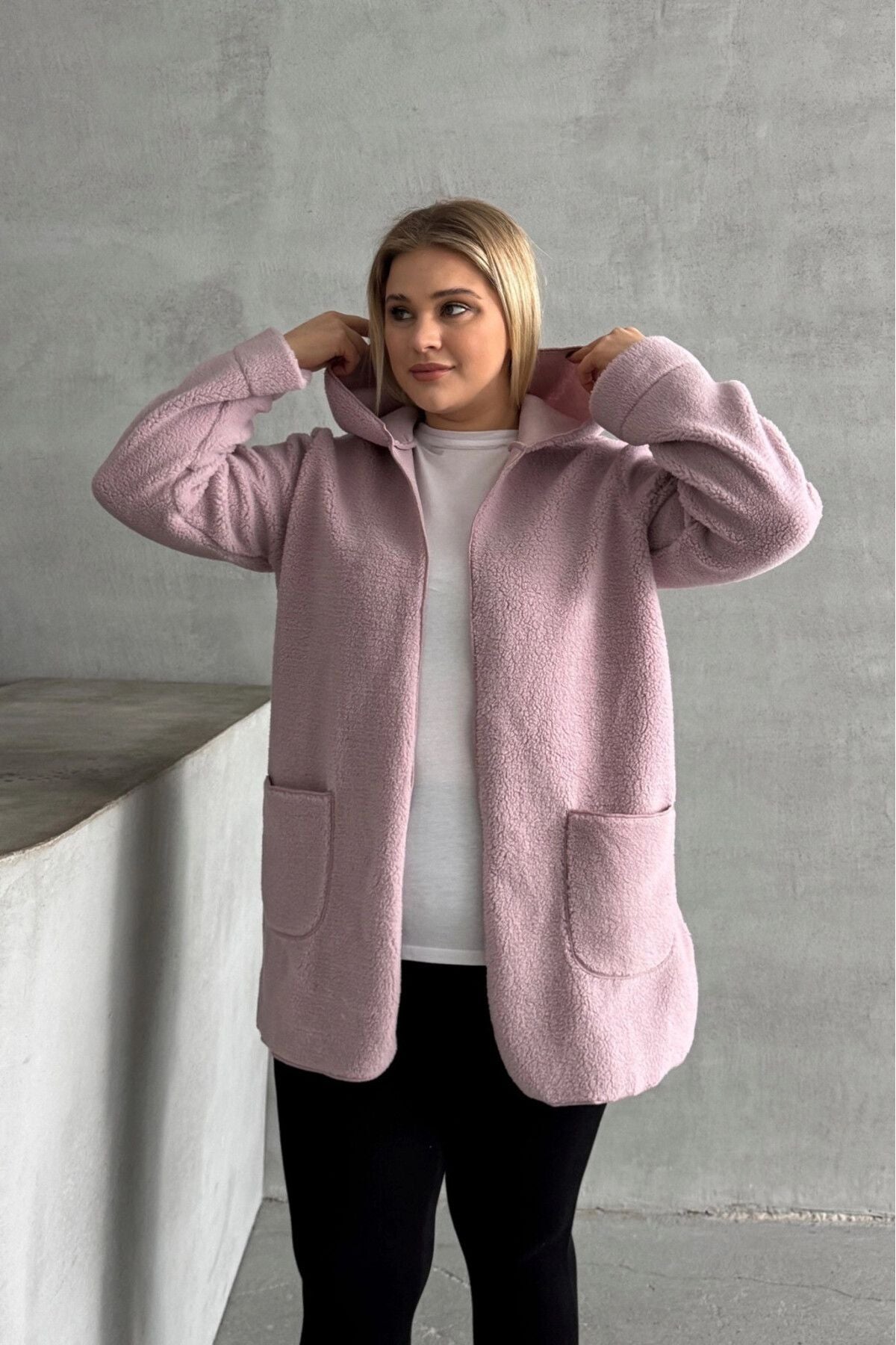 Plüschjacke in Übergröße mit langen Ärmeln, Kapuze, offener Vorderseite und Taschen