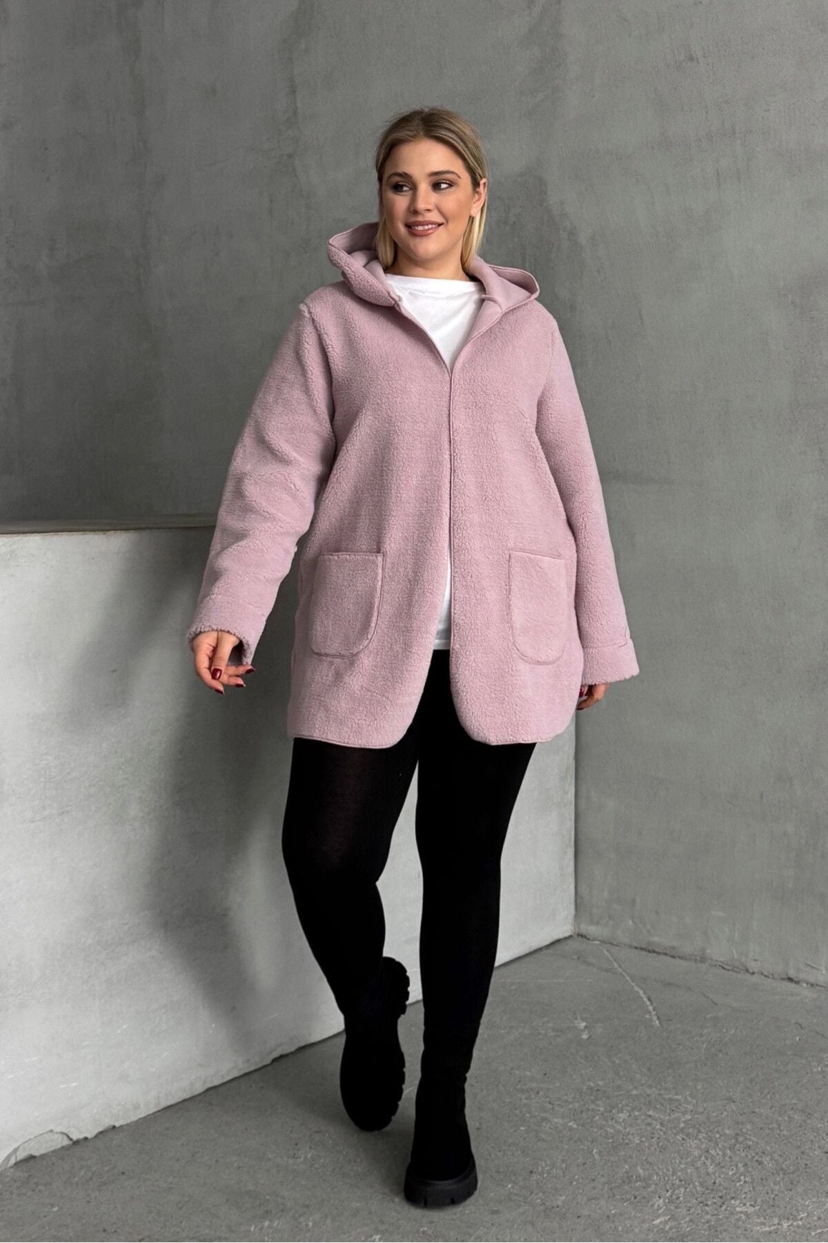 Plüschjacke in Übergröße mit langen Ärmeln, Kapuze, offener Vorderseite und Taschen