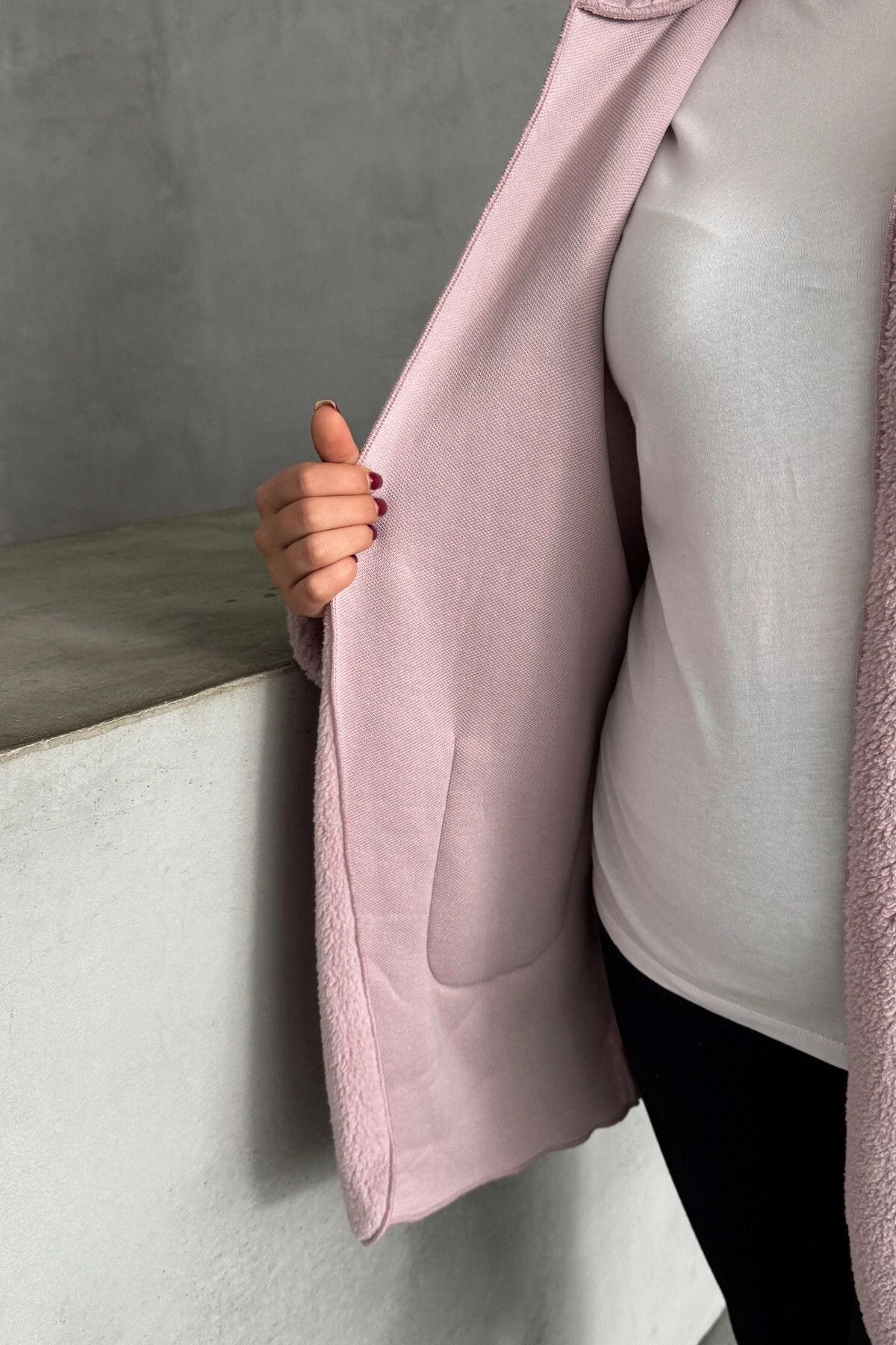 Plüschjacke in Übergröße mit langen Ärmeln, Kapuze, offener Vorderseite und Taschen