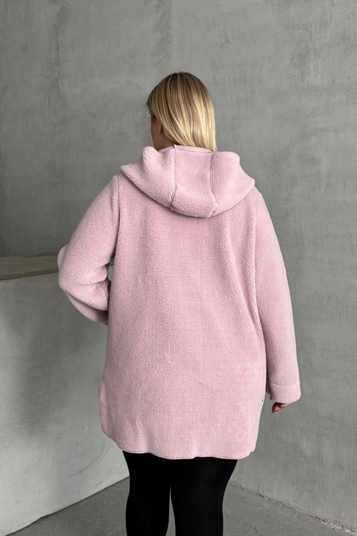 Plüschjacke in Übergröße mit langen Ärmeln, Kapuze, offener Vorderseite und Taschen
