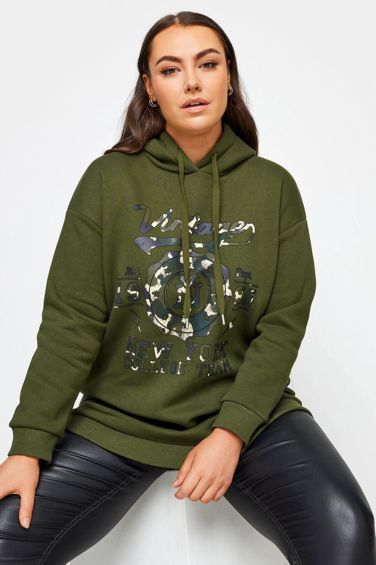 Kapuzenpullover in Übergröße mit langen Ärmeln und Frontprint