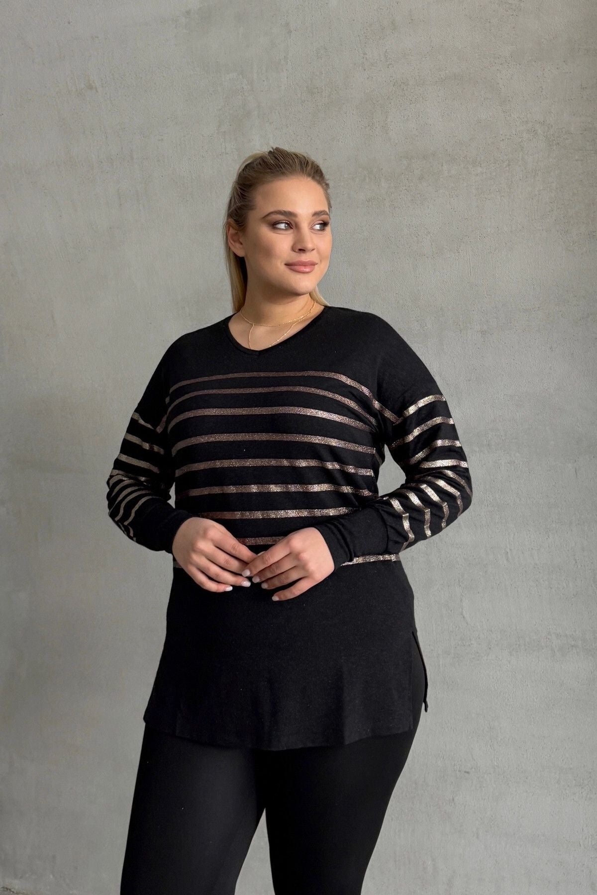 Bluse in Übergröße mit langen Ärmeln, V-Ausschnitt und elastischen Bündchen