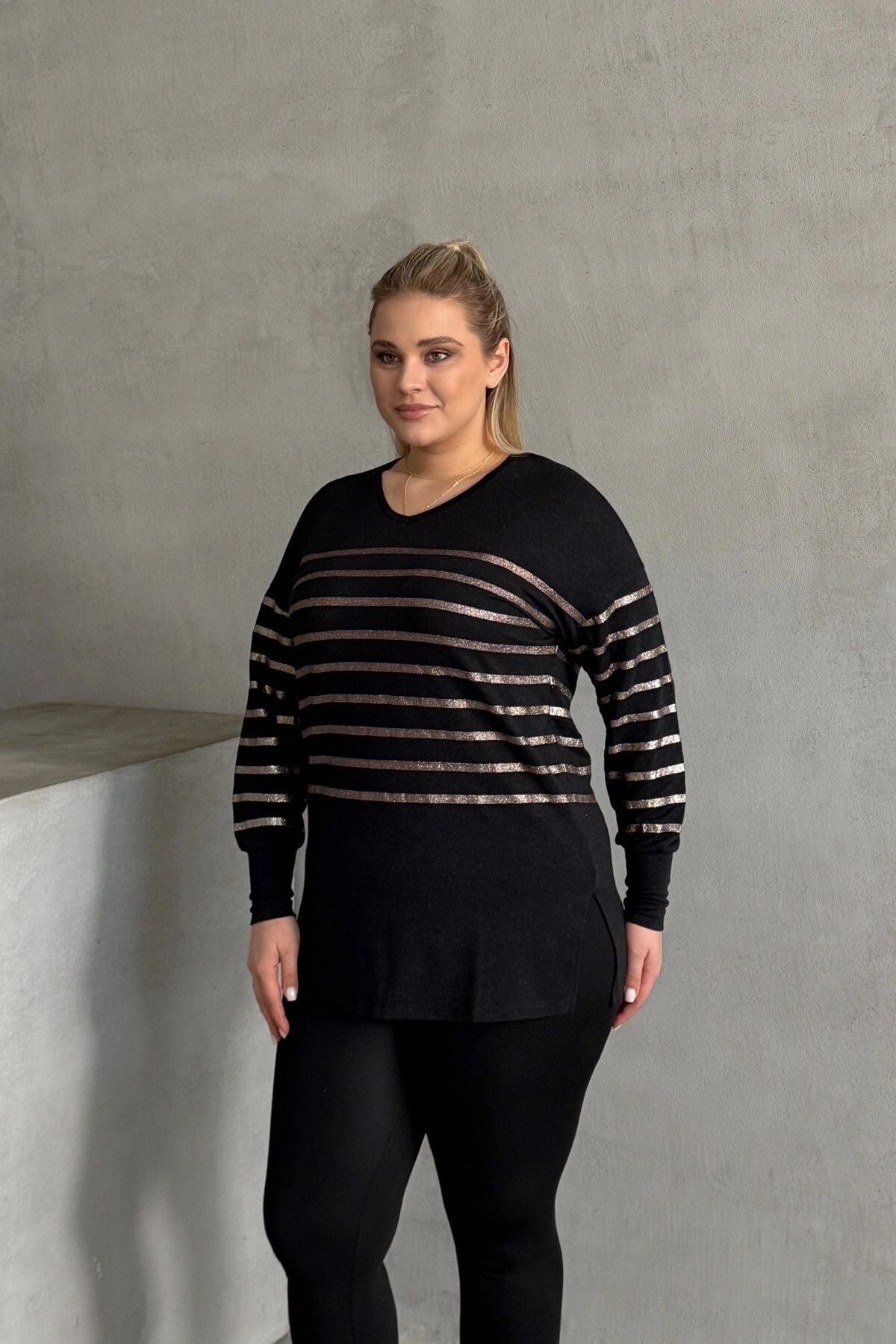 Bluse in Übergröße mit langen Ärmeln, V-Ausschnitt und elastischen Bündchen