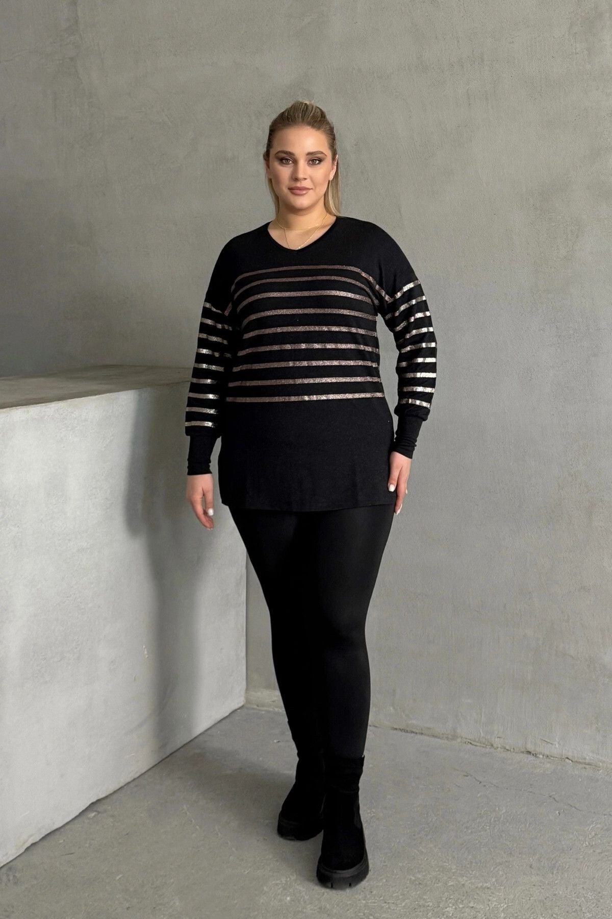 Bluse in Übergröße mit langen Ärmeln, V-Ausschnitt und elastischen Bündchen