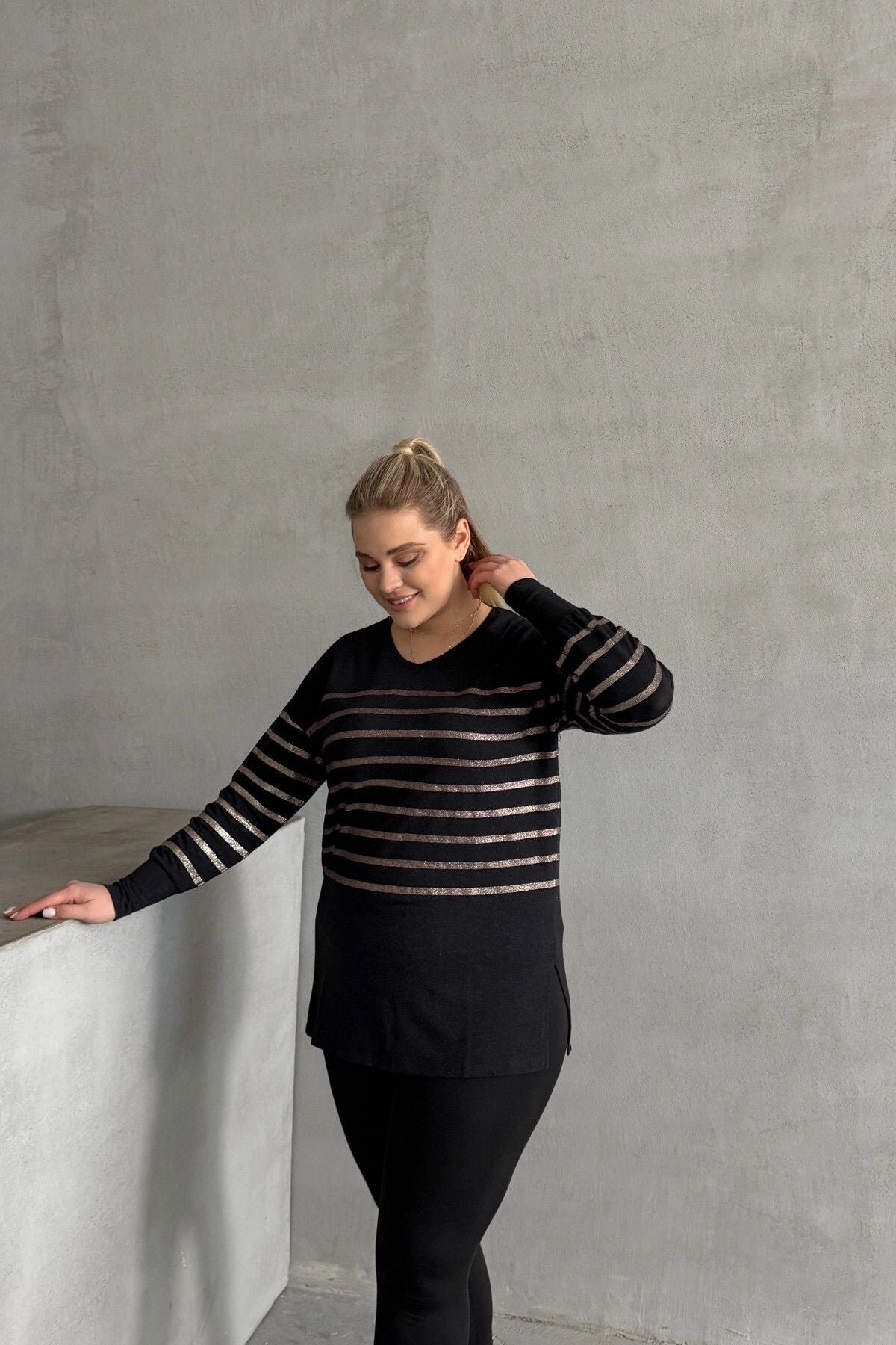 Bluse in Übergröße mit langen Ärmeln, V-Ausschnitt und elastischen Bündchen