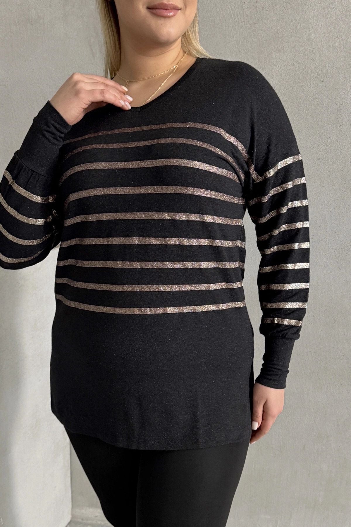 Bluse in Übergröße mit langen Ärmeln, V-Ausschnitt und elastischen Bündchen