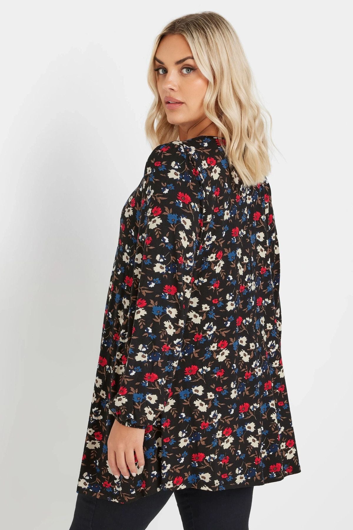 Bluse in Übergröße mit langen Ärmeln, V-Ausschnitt, Falten vorne und Blumenmuster