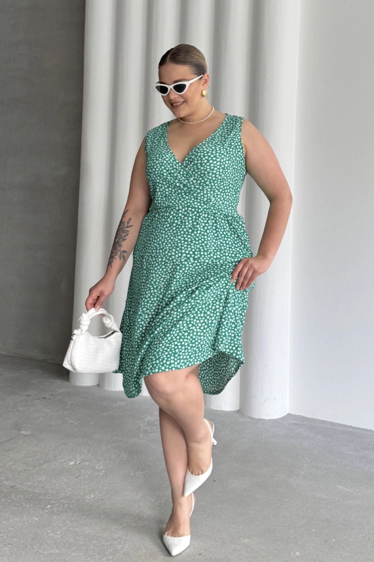 Plus-Size-Kleid mit V-Ausschnitt, elastischem Bund und Blumenmuster