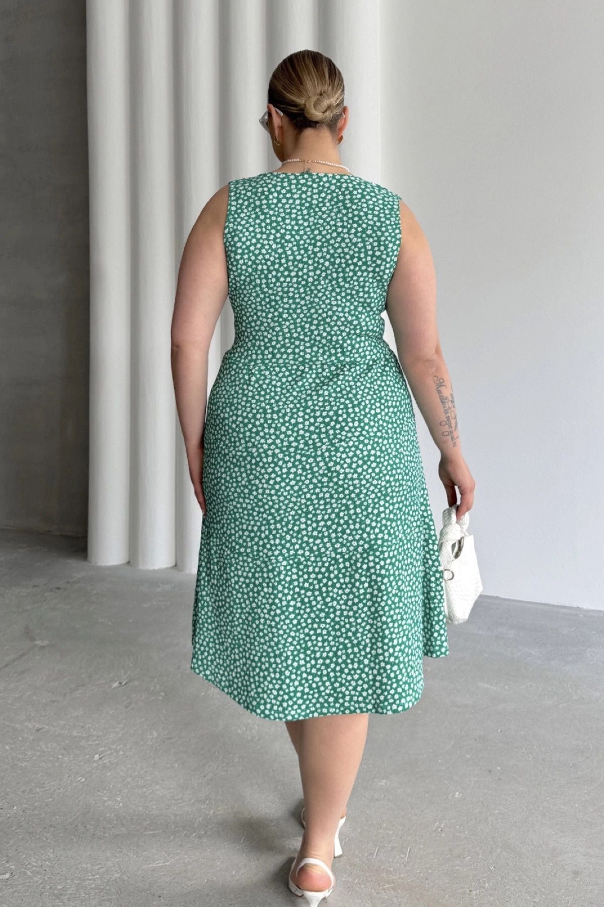 Plus-Size-Kleid mit V-Ausschnitt, elastischem Bund und Blumenmuster
