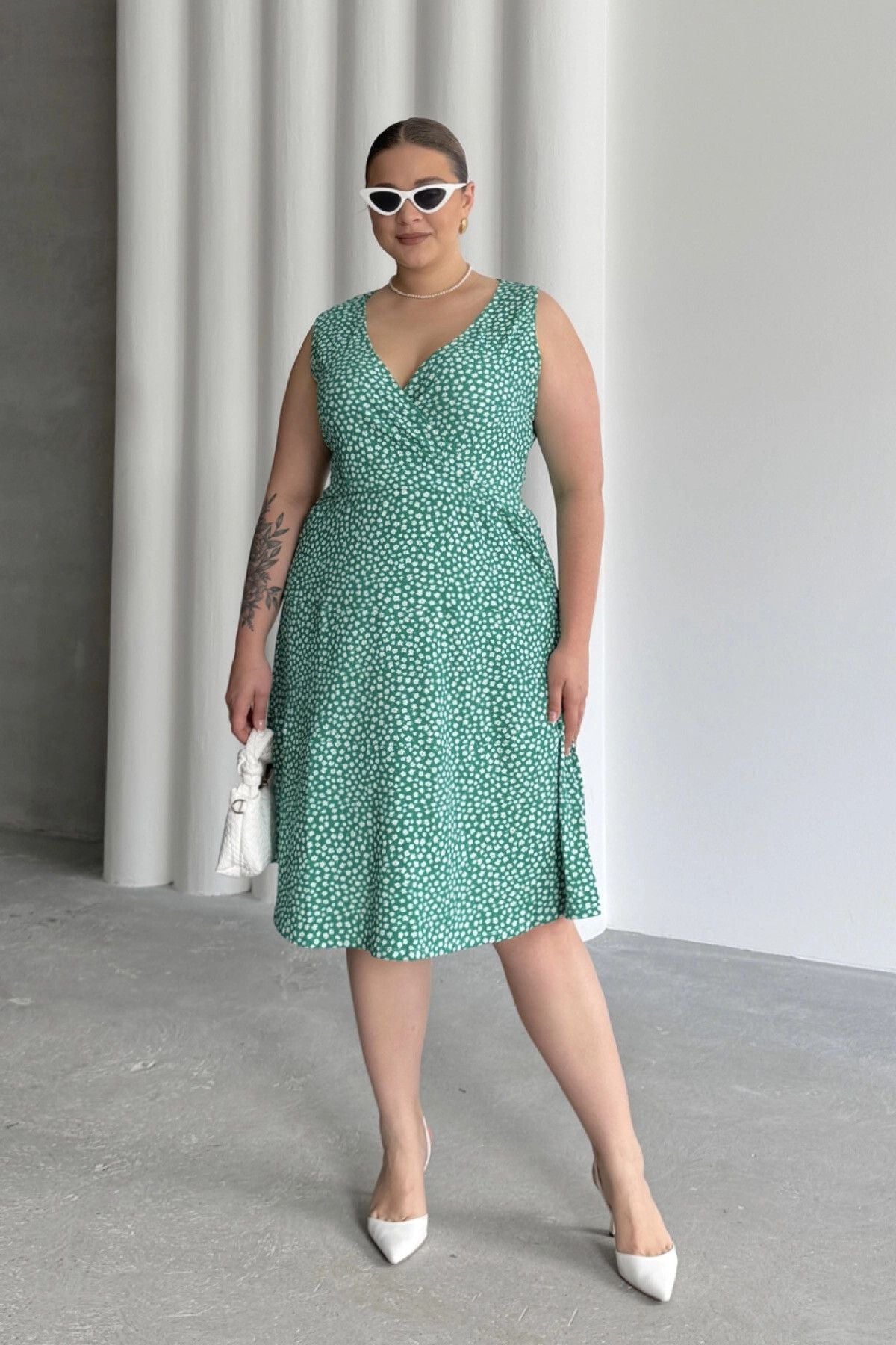 Plus-Size-Kleid mit V-Ausschnitt, elastischem Bund und Blumenmuster